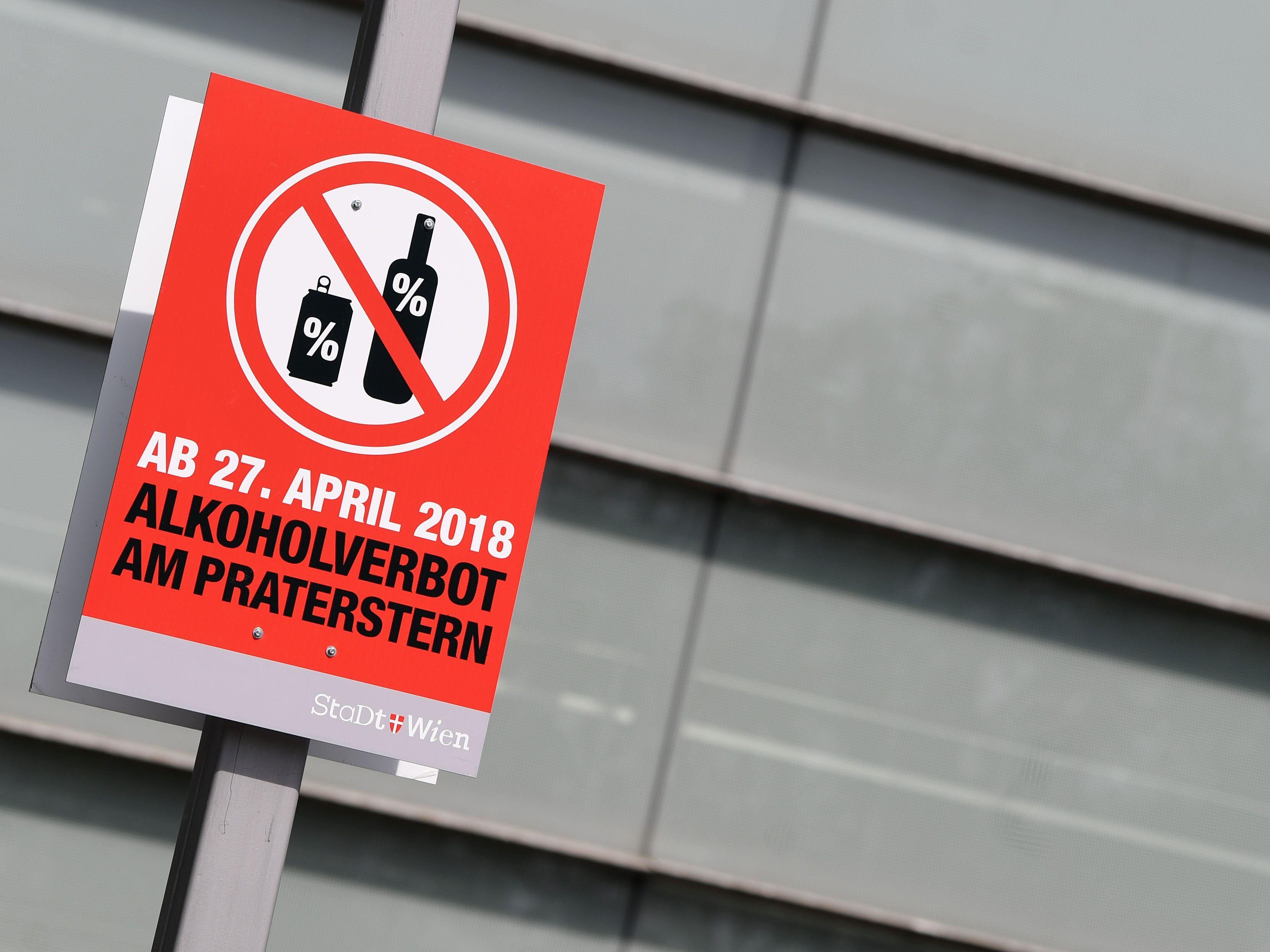 Die Polizisten machten zwei Männer auf das Alkoholverbot aufmerksam. Die Polizisten machten zwei Männer auf das Alkoholverbot aufmerksam.