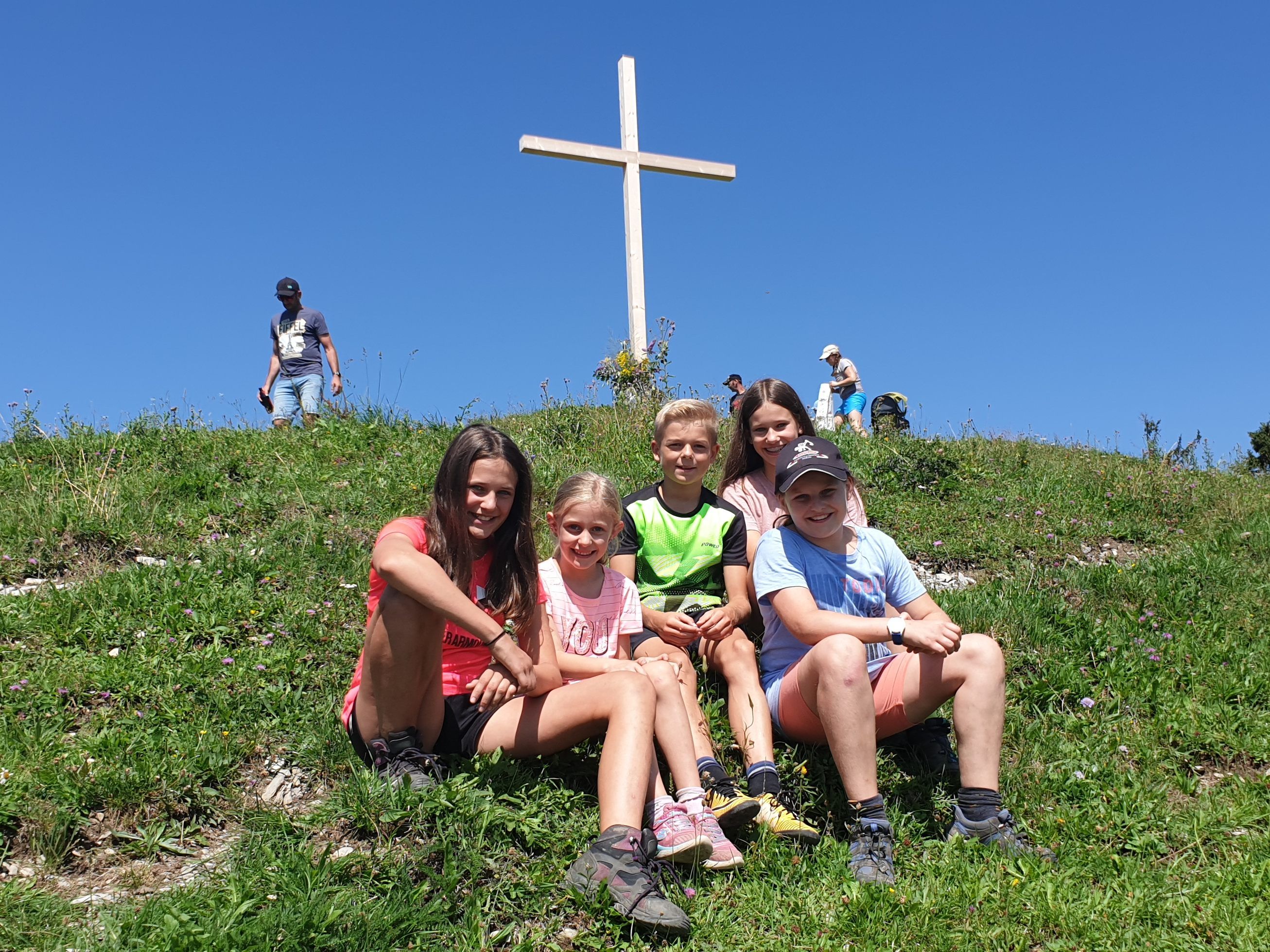 Nicht nur Klaudia, Sofia, Sandro, Annalena und Andrea freuen sich, dass auf der Alpe Maiensäß wieder ein Gipfelkreuz steht.