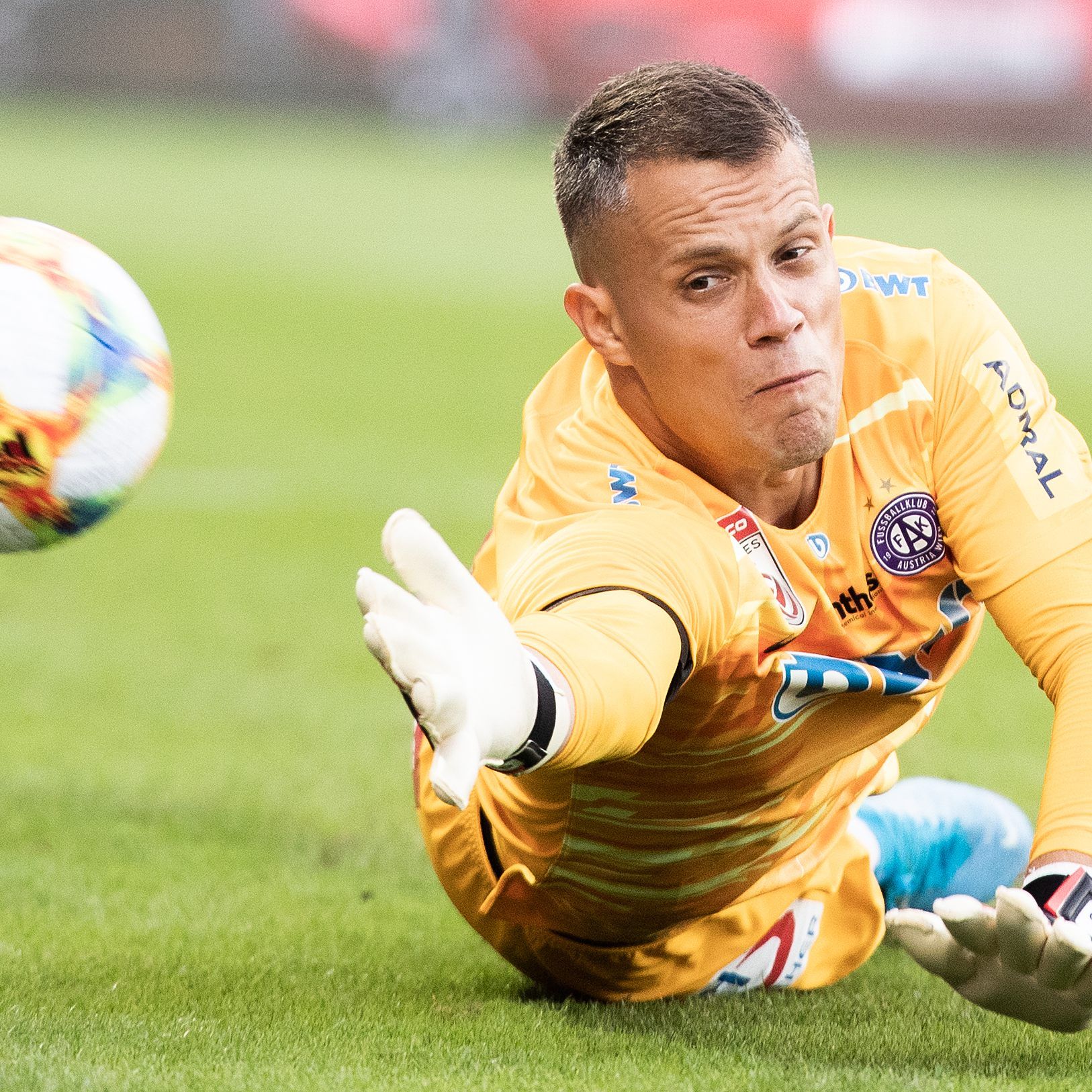 Austria-Torman Ivan Lucic musste gegen LASK dreimal hinter sich greifen.