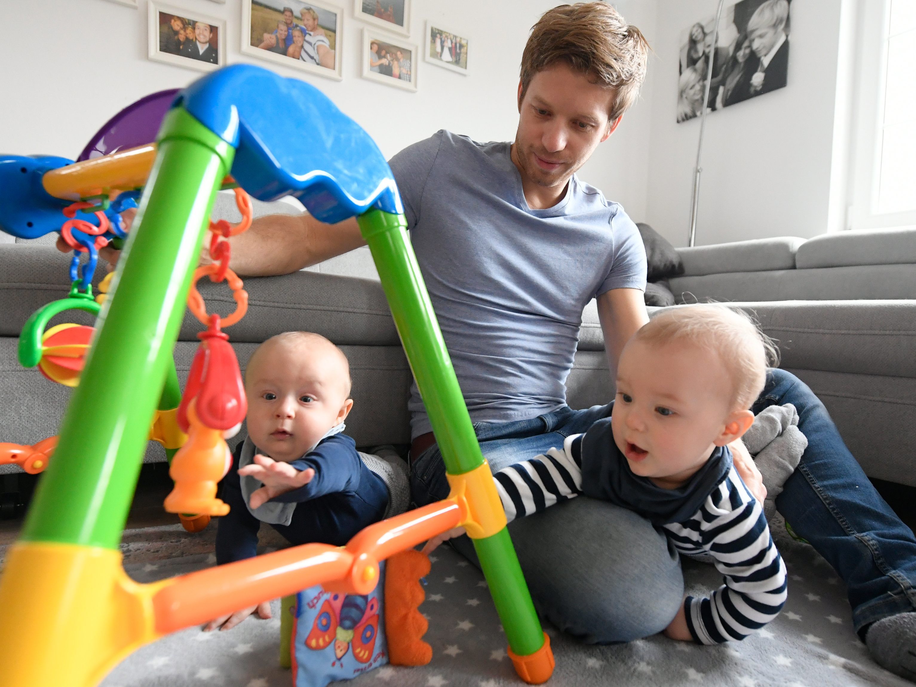 Die NEOS und die SPÖ wollen eine bessere Bezahlung des "Papa-Monats".