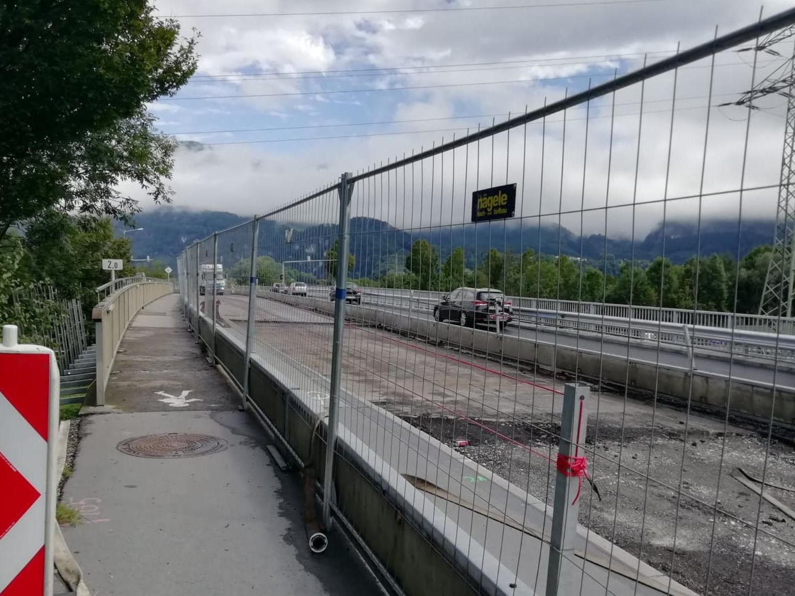 Gesicherter Bereich auf Autobahnbrücke