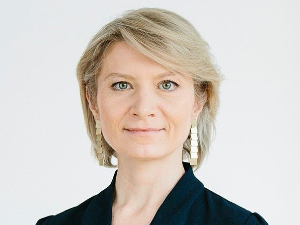 Johanna Chromik, neue Leiterin der viennacontemporary, bei einem Interview.