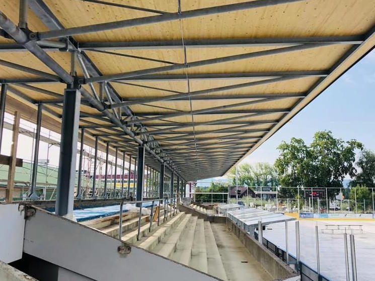 Das neue Tribünendach im Eisstadion Herrenried