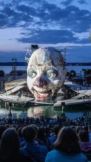 Gelb-weiß gestreifter Ballon wurde abmontiert und wird nach Wartung eingelagert