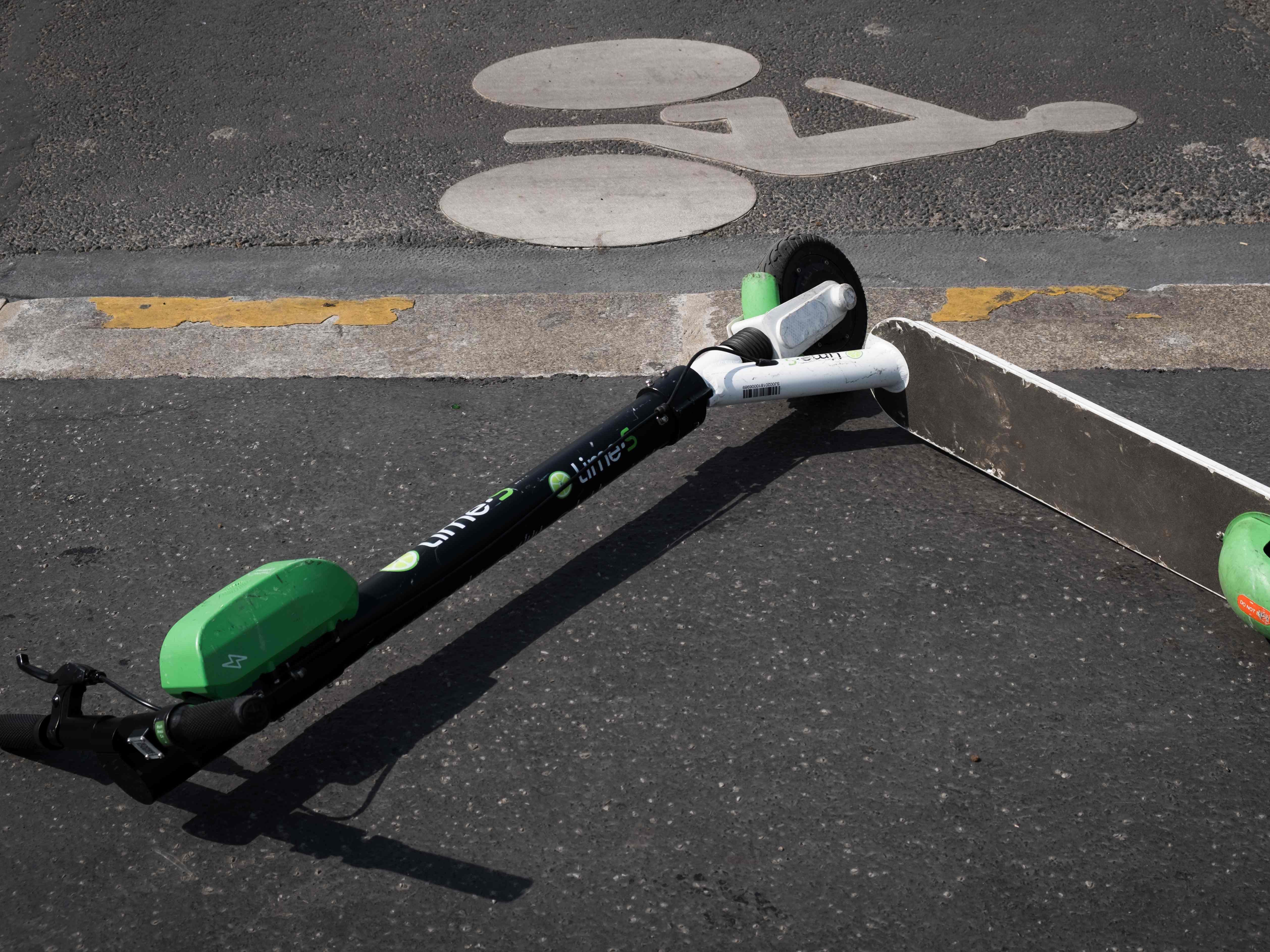 Achtlos abgestellte Lime-Scooter sollen in Wien der Vergangenheit angehören. Achtlos abgestellte Lime-Scooter sollen in Wien der Vergangenheit angehören.