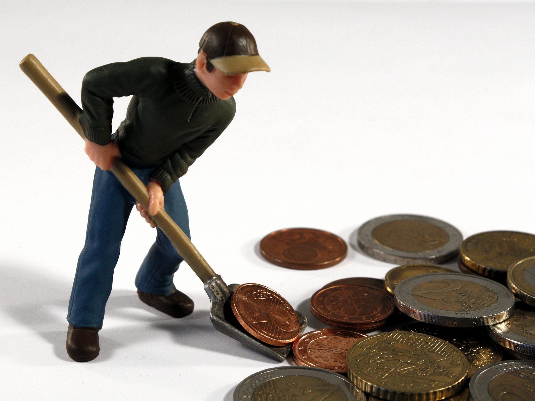 Zwei Sachverständige sind für die Überwachung der Einhaltung der Kostengrenze zuständig.