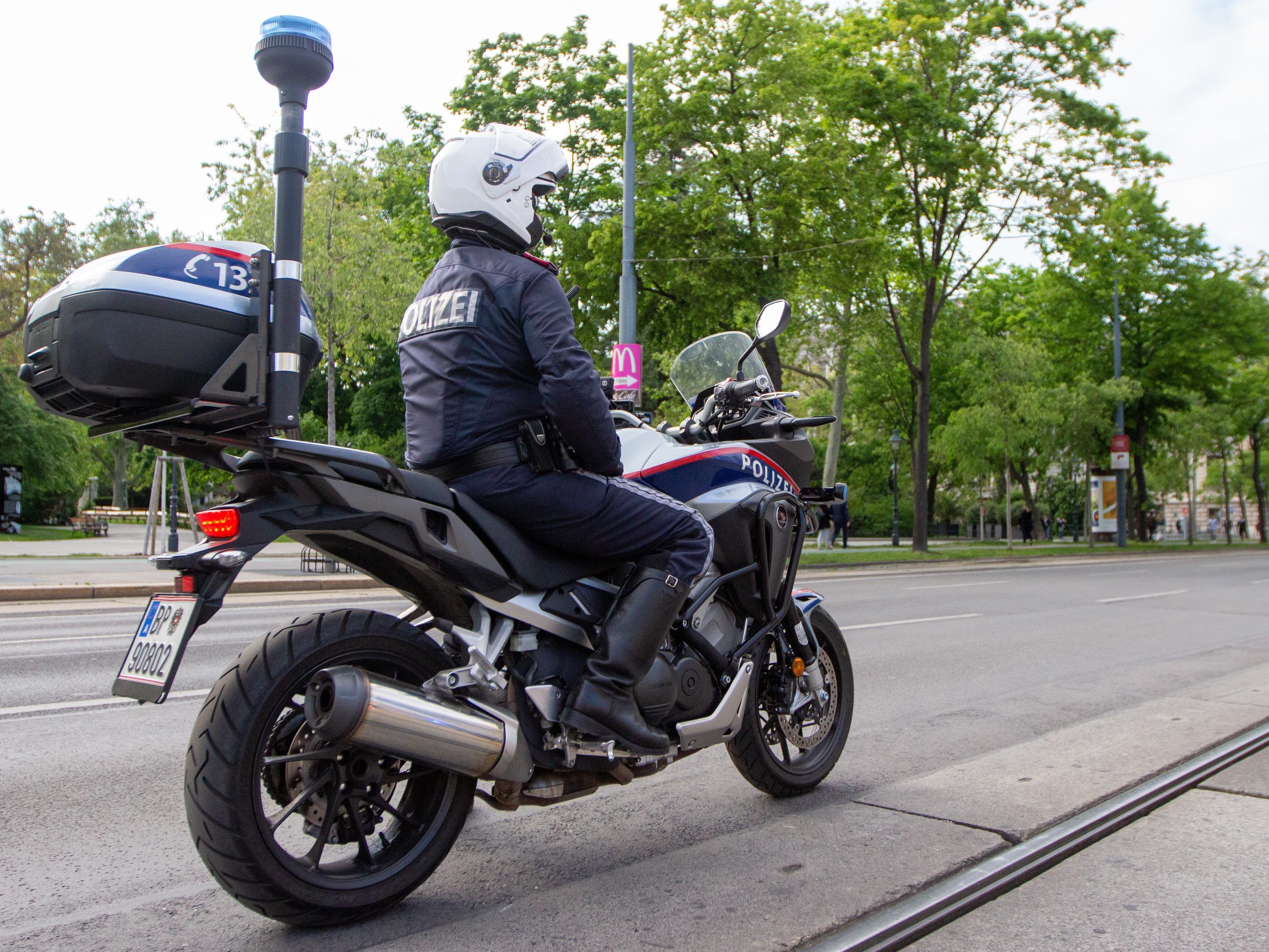 Der führerscheinlose Alkolenker konnte dem Motorradpolizisten nicht entwischen.