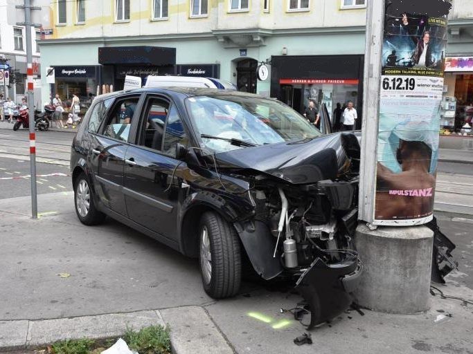 Der Unfalllenker war ohne Führerschein unterwegs. Der Unfalllenker war ohne Führerschein unterwegs.