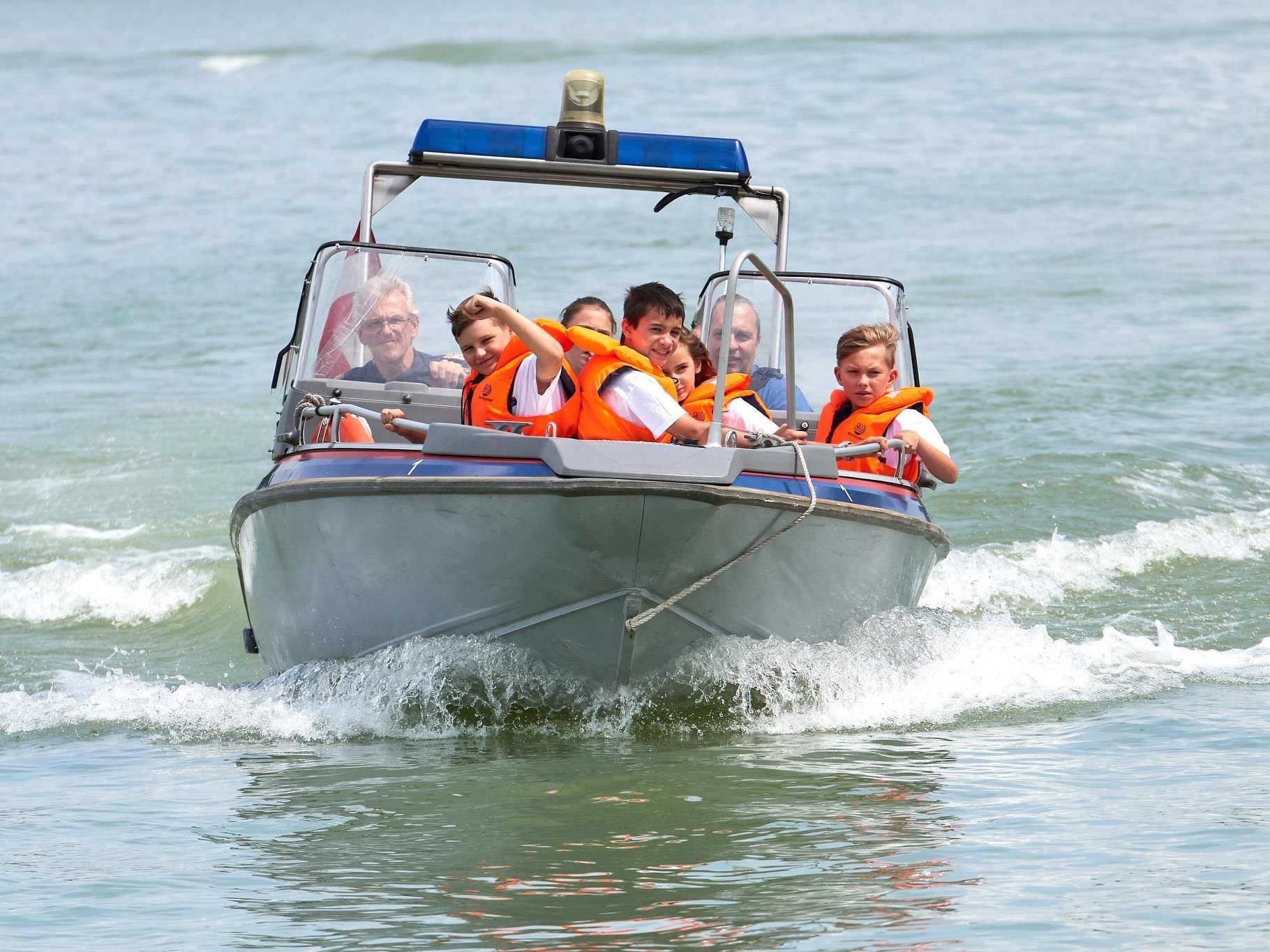 Beim Ferienspiel kann man auch mit einem Polizeiboot fahren.