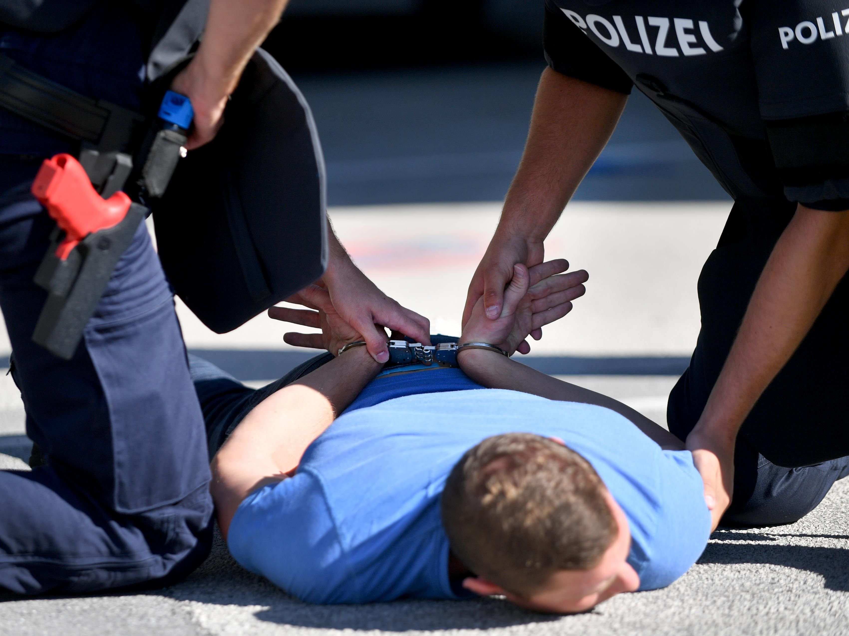 Die Polizei konnte den Mann festnehmen. Die Polizei konnte den Mann festnehmen.