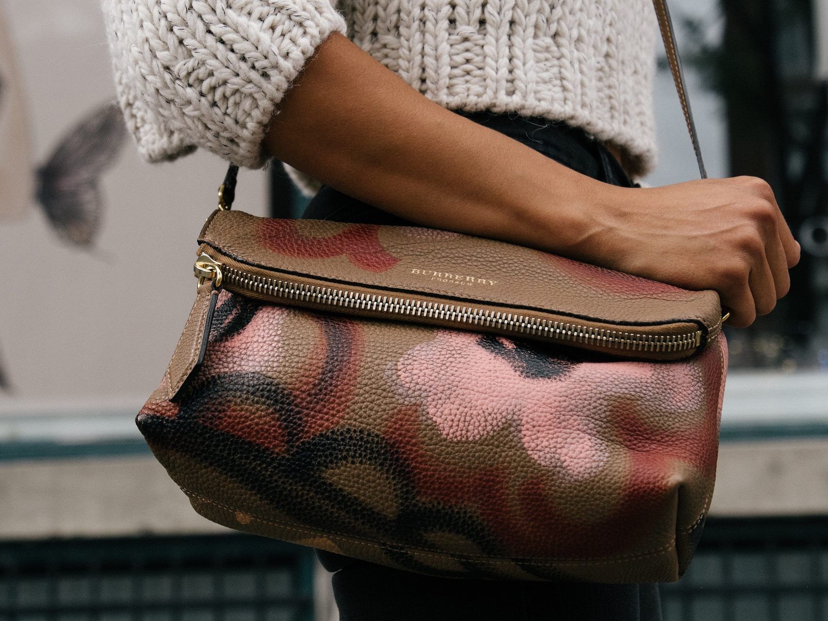 Die Jugendlichen entrissen älteren Damen die Handtaschen. Die Jugendlichen entrissen älteren Damen die Handtaschen.