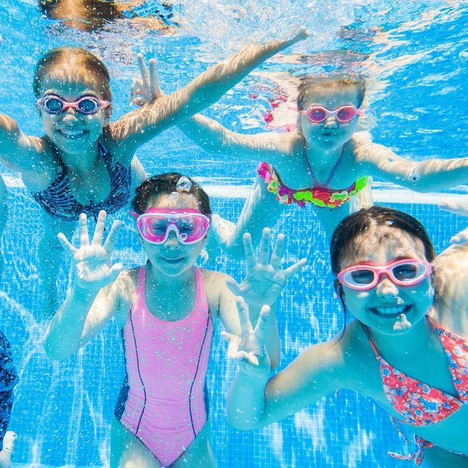 Das Abtauchen ins kühle Nass verspricht Spaß und gute Laune für die ganze Familie.