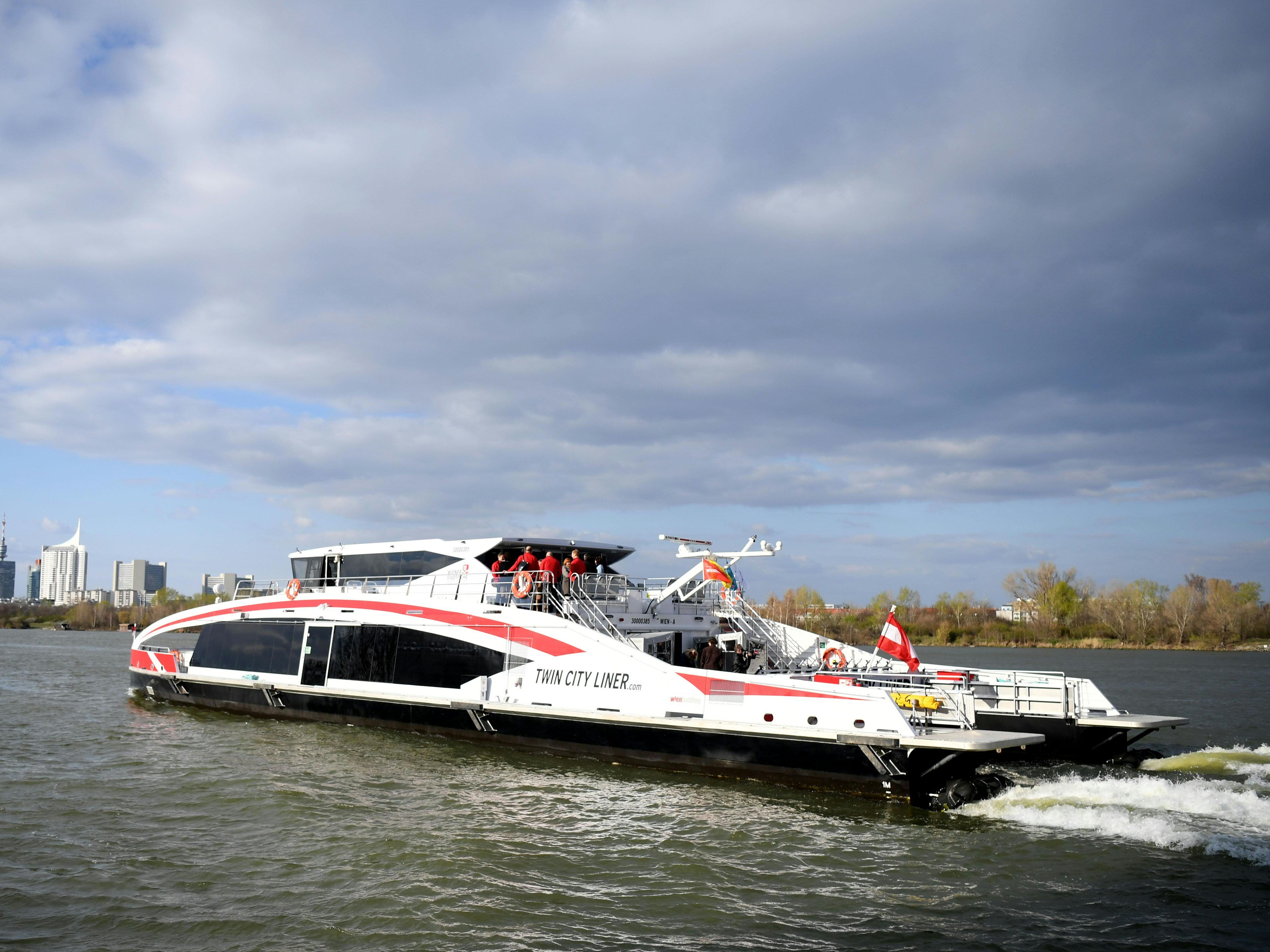 In den Familienwochen können zwei Kinder gratis mit dem Twin City Liner mitfahren.