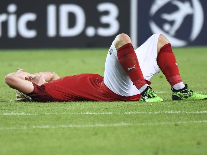 Xaver Schlager am Boden - hier bei einem U21 Ländermatch Xaver Schlager am Boden - hier bei einem U21 Ländermatch