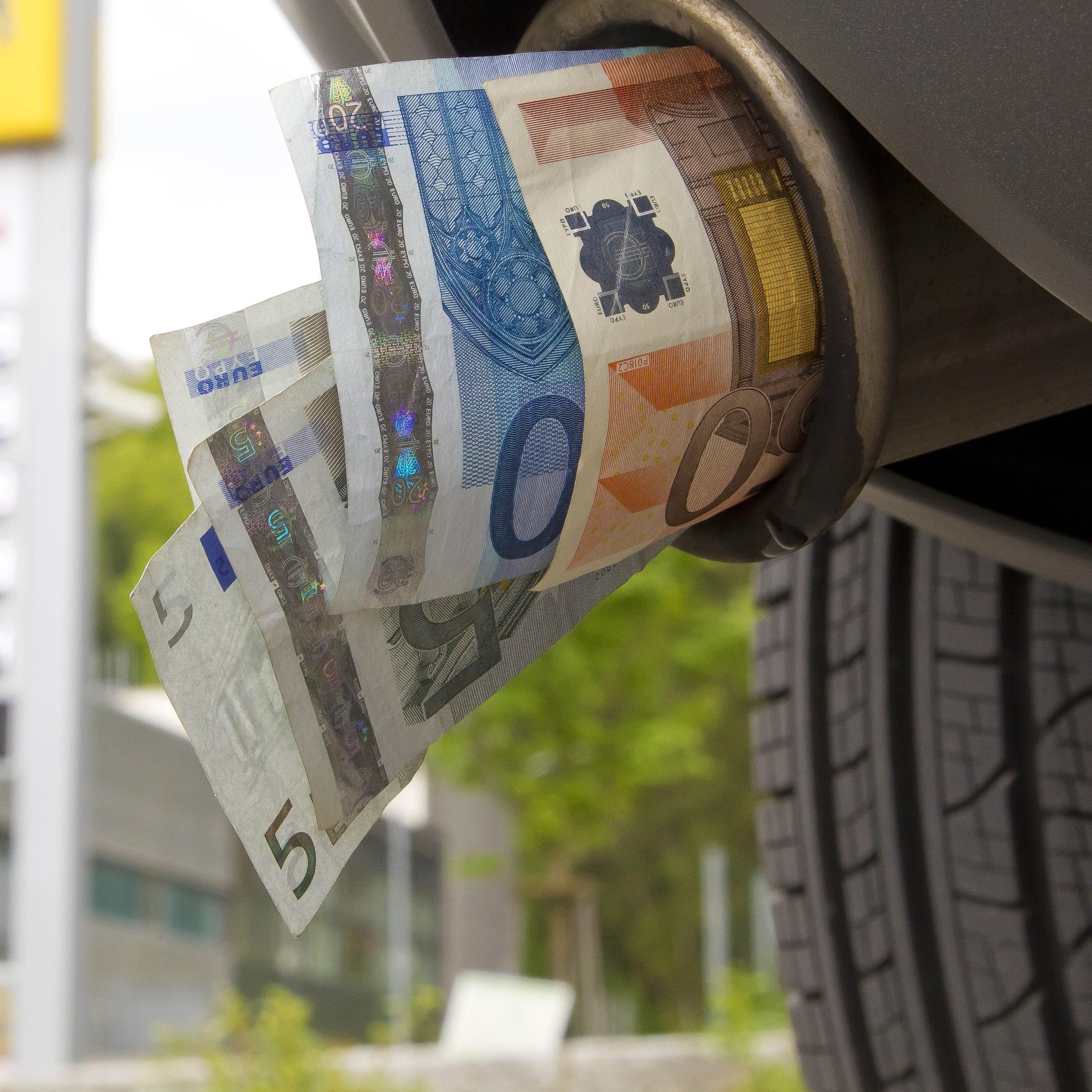 Symbolfoto: Heute zahlt ein Kunde für einen Liter Benzin rund 40 Cent mehr als 1985.