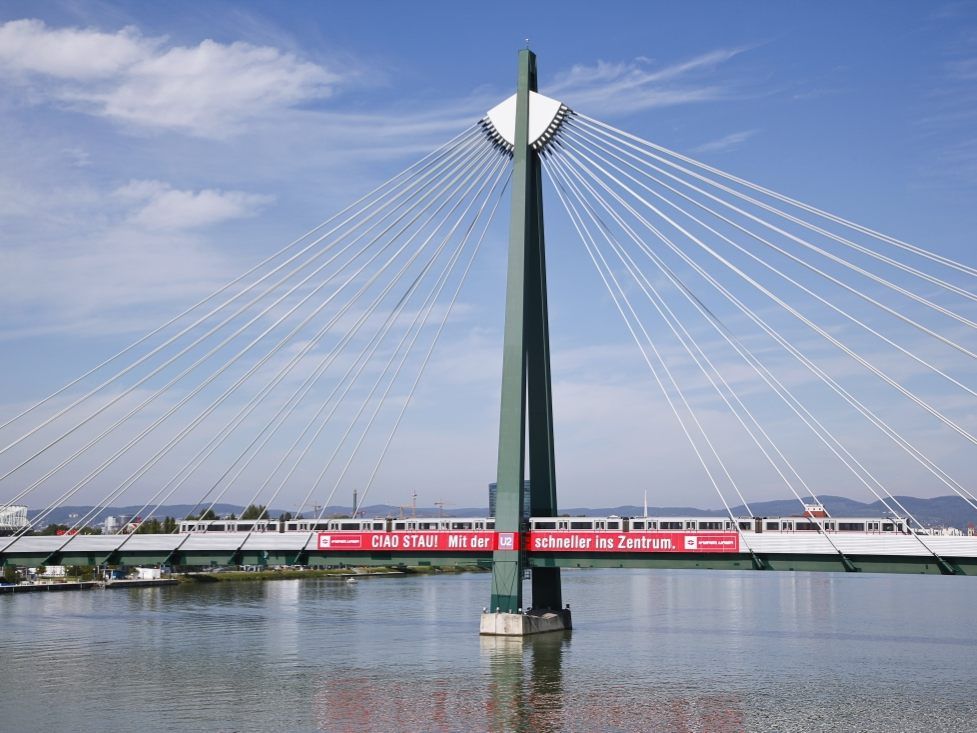 Die Wiener Linien zeigten die "Zug-Surfer" an, die von der U-Bahn in die Donau sprangen. Die Wiener Linien zeigten die "Zug-Surfer" an, die von der U-Bahn in die Donau sprangen.