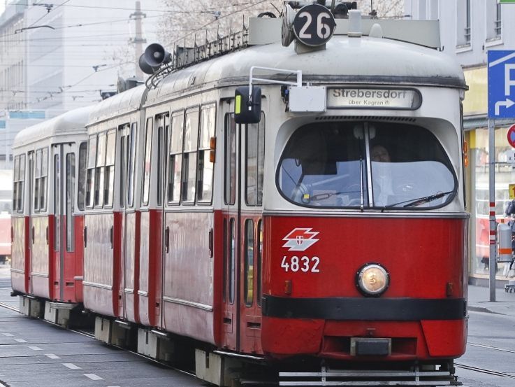 Trotz Notbremsung wurde der Bub von der Straßenbahn erfasst. Trotz Notbremsung wurde der Bub von der Straßenbahn erfasst.