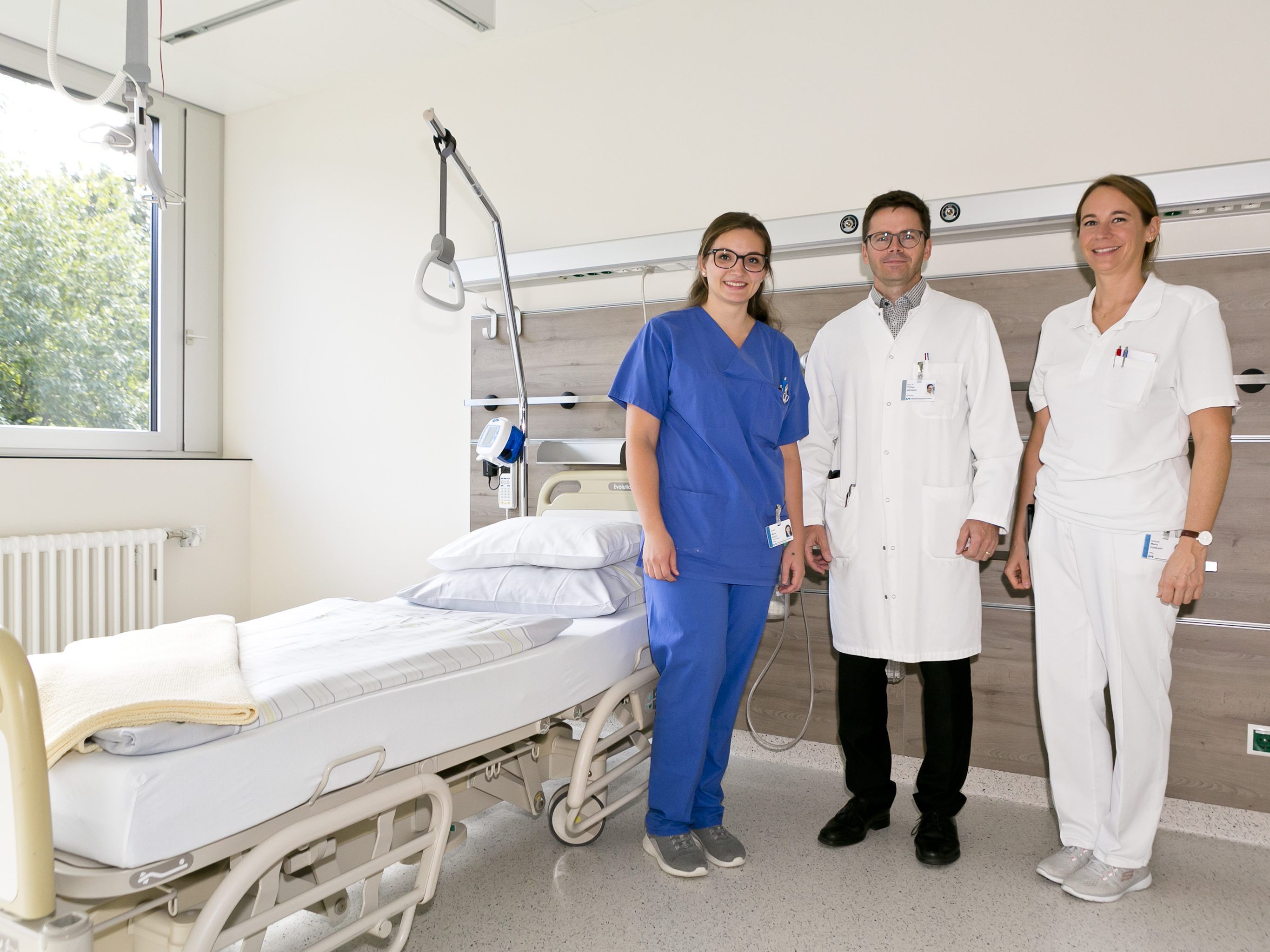 Designierter Abteilungsleiter Prim. Dr. Philipp Werner und mit den Stationsleiterinnen Merle Koch (links) und Maria Purkart (rechts). Designierter Abteilungsleiter Prim. Dr. Philipp Werner und mit den Stationsleiterinnen Merle Koch (links) und Maria Purkart (rechts).