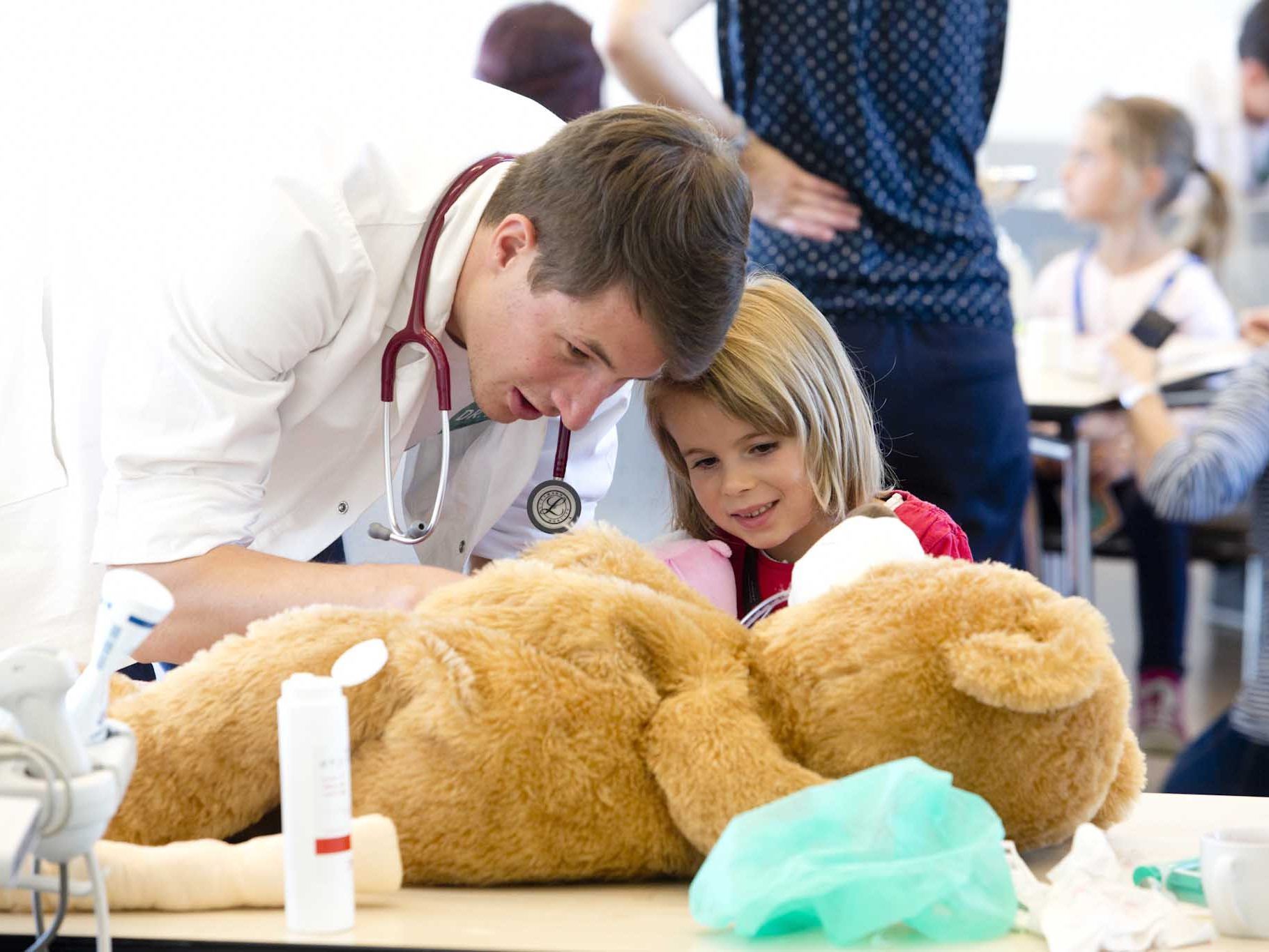 Behandlung Teddy: Die kleinen Besucher lassen ihren kuscheligen Liebling im Teddybärkrankenhaus Feldkirch behandeln: Sie sind hochkonzentriert, voll und ganz bei der Sache. Behandlung Teddy: Die kleinen Besucher lassen ihren kuscheligen Liebling im Teddybärkrankenhaus Feldkirch behandeln: Sie sind hochkonzentriert, voll und ganz bei der Sache.
