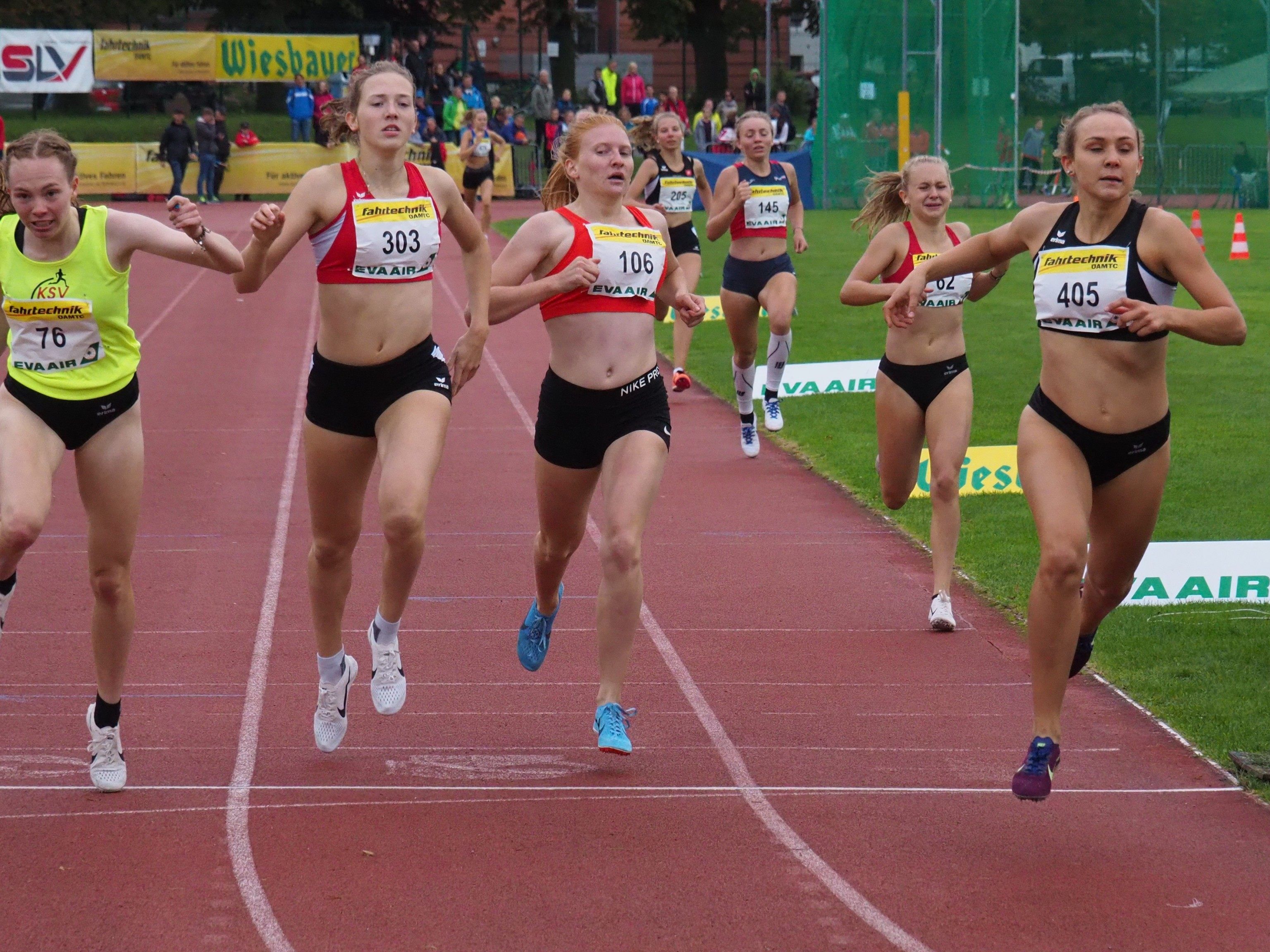 Lisa Posch beim Zieleinlauf über 800m!