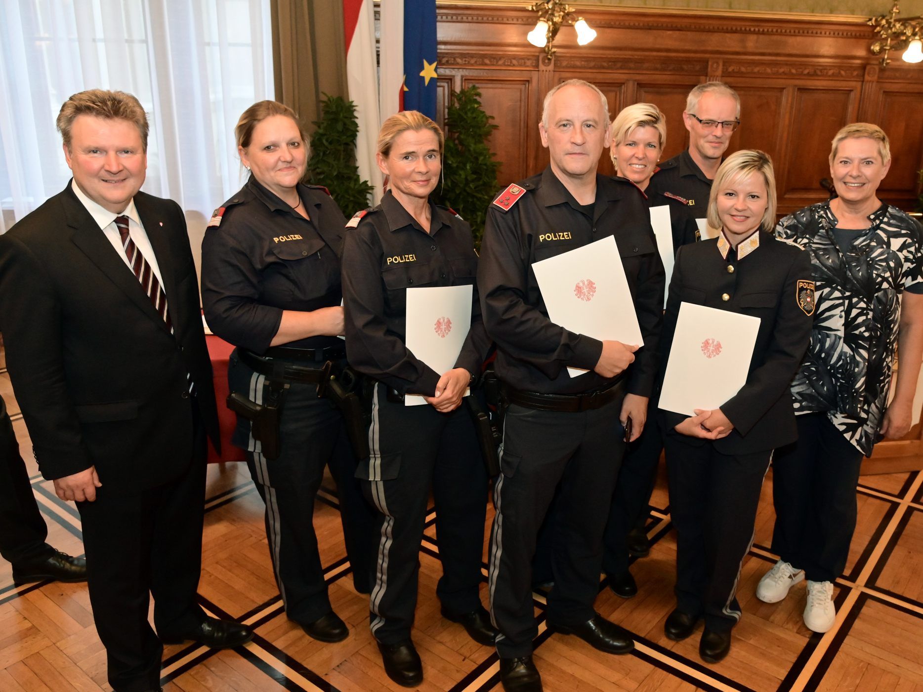 Zahlreiche Polizisten und Stadtmitarbeiter wurden von Wiens Bürgermeister Michael Ludwig ausgezeichnet. Zahlreiche Polizisten und Stadtmitarbeiter wurden von Wiens Bürgermeister Michael Ludwig ausgezeichnet.