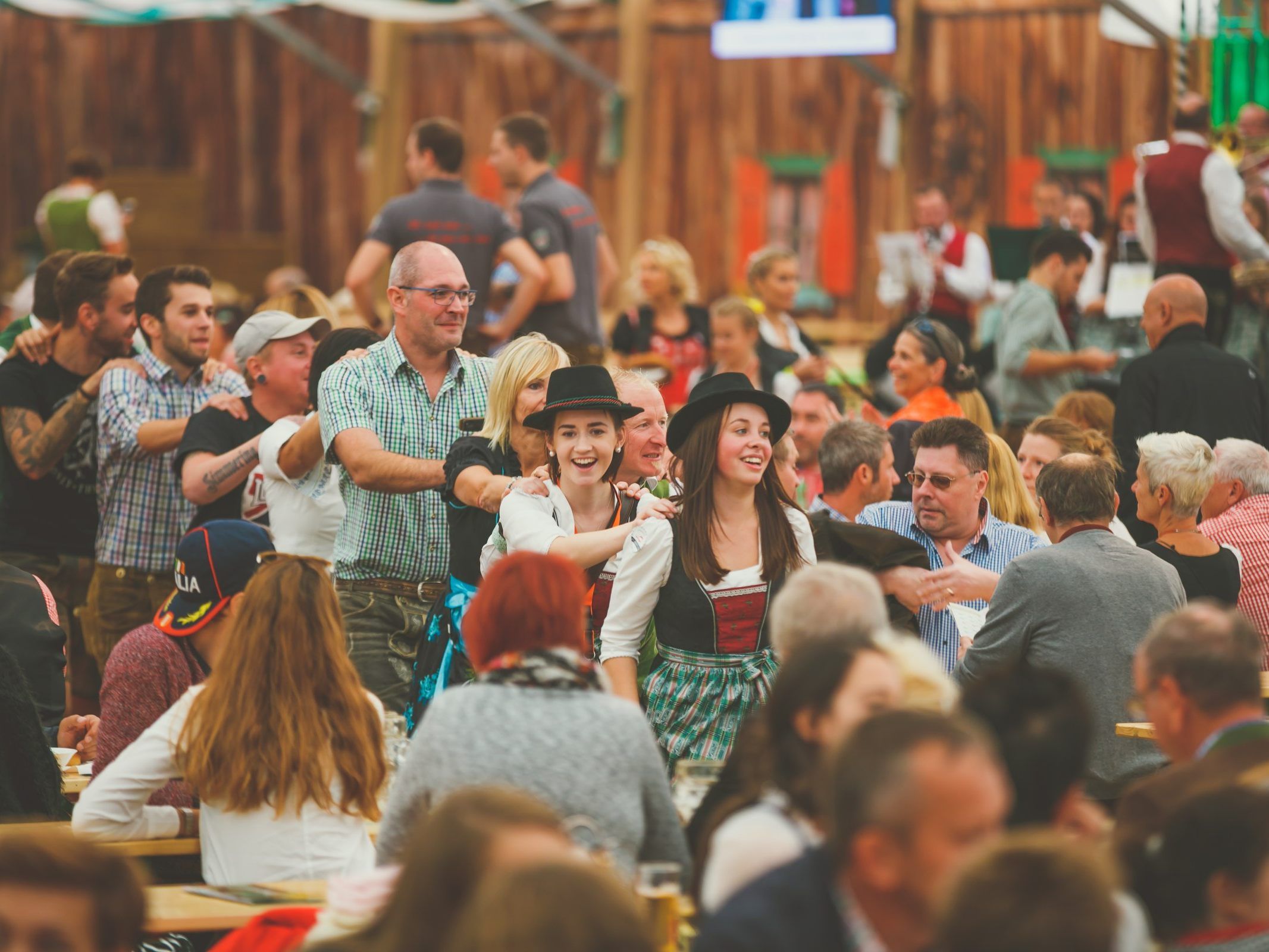 Bei der Wiener Wiesn kann man allerlei neue Kontakte knüpfen.