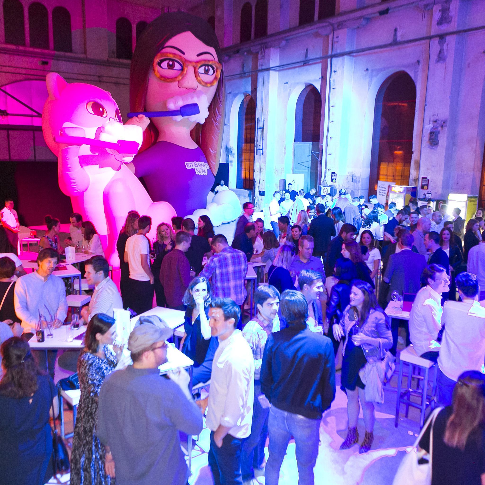 Netzwerken und Feiern in der alten Industriehalle