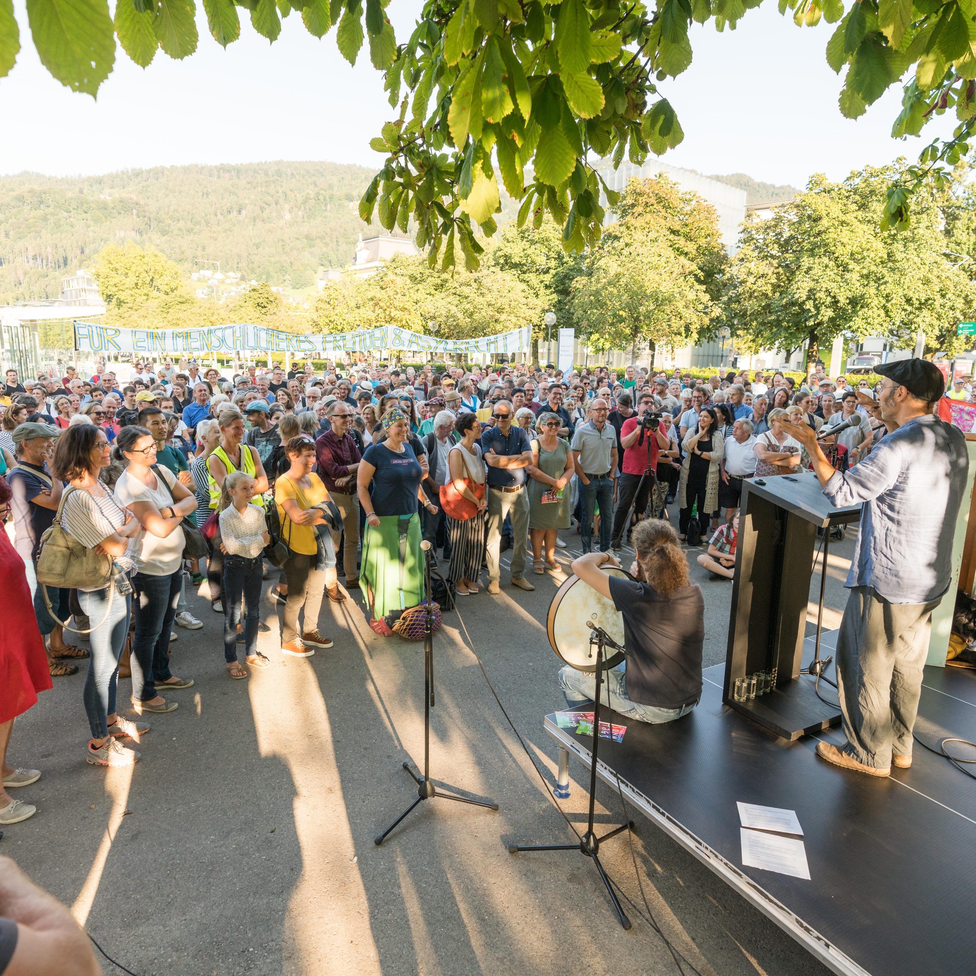 Mehrere Hundert Menschen folgten am Sonntag dem Aufruf der Bewegung „uns reicht‘s“ an den Bregenzer Hafen.