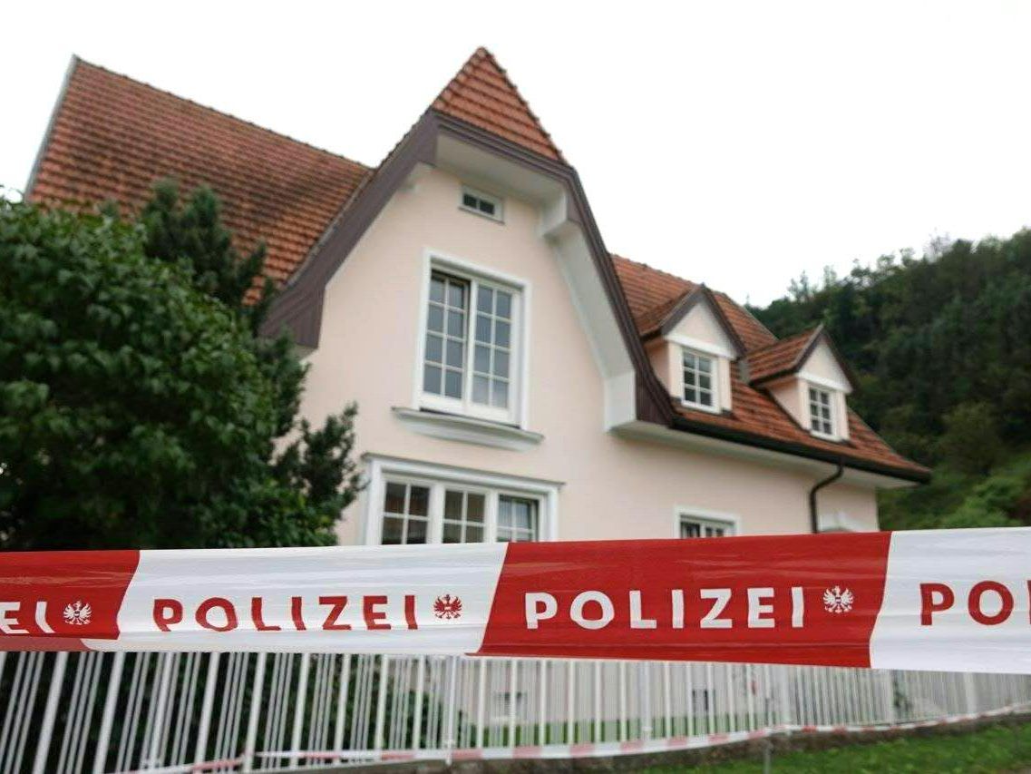 Die Polizei konnte den Mann noch nicht befragen. Die Polizei konnte den Mann noch nicht befragen.