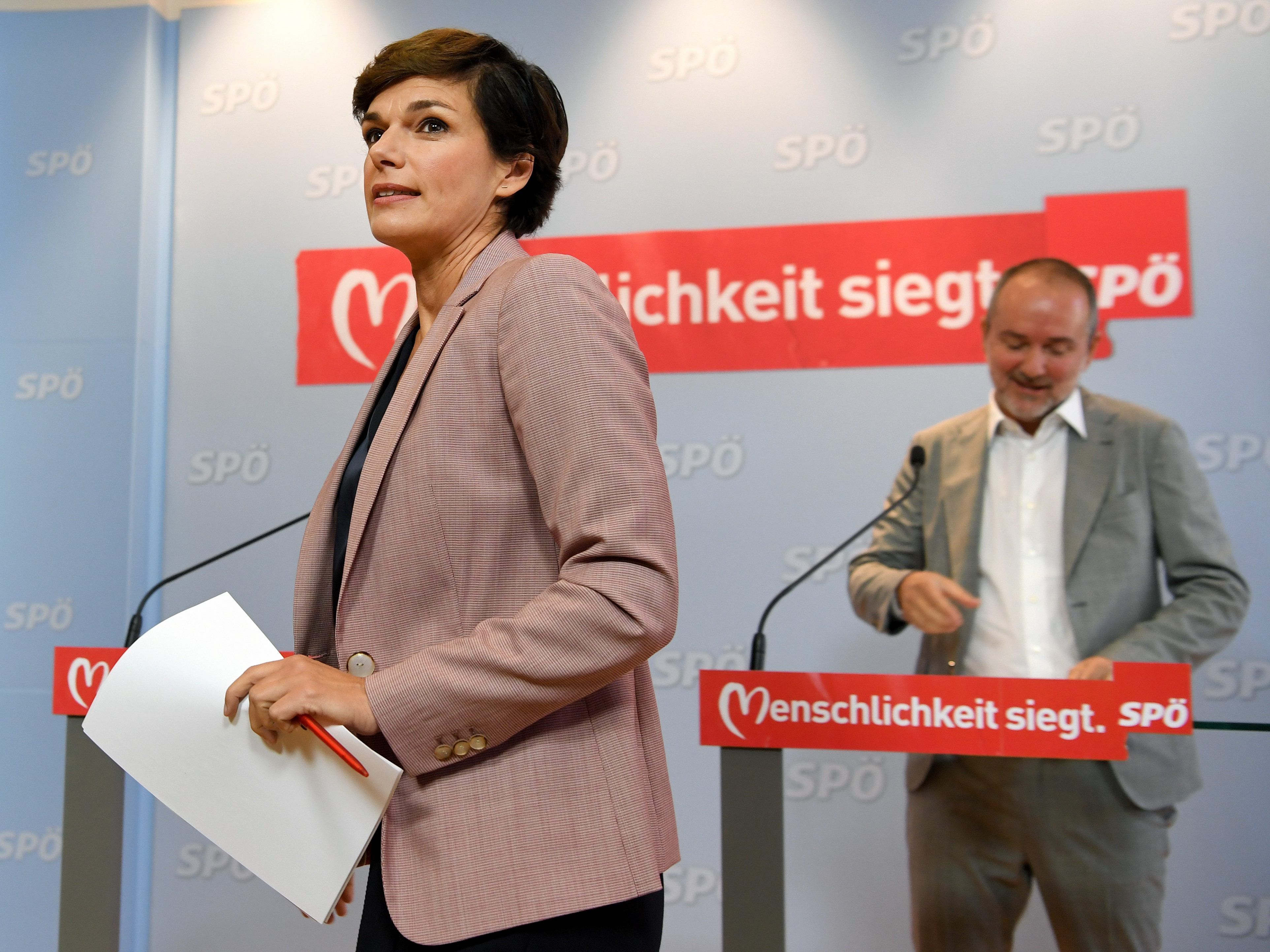 Die SPÖ hat ihr 160-seitiges Wahlprogramm vorgestellt. Die SPÖ hat ihr 160-seitiges Wahlprogramm vorgestellt.