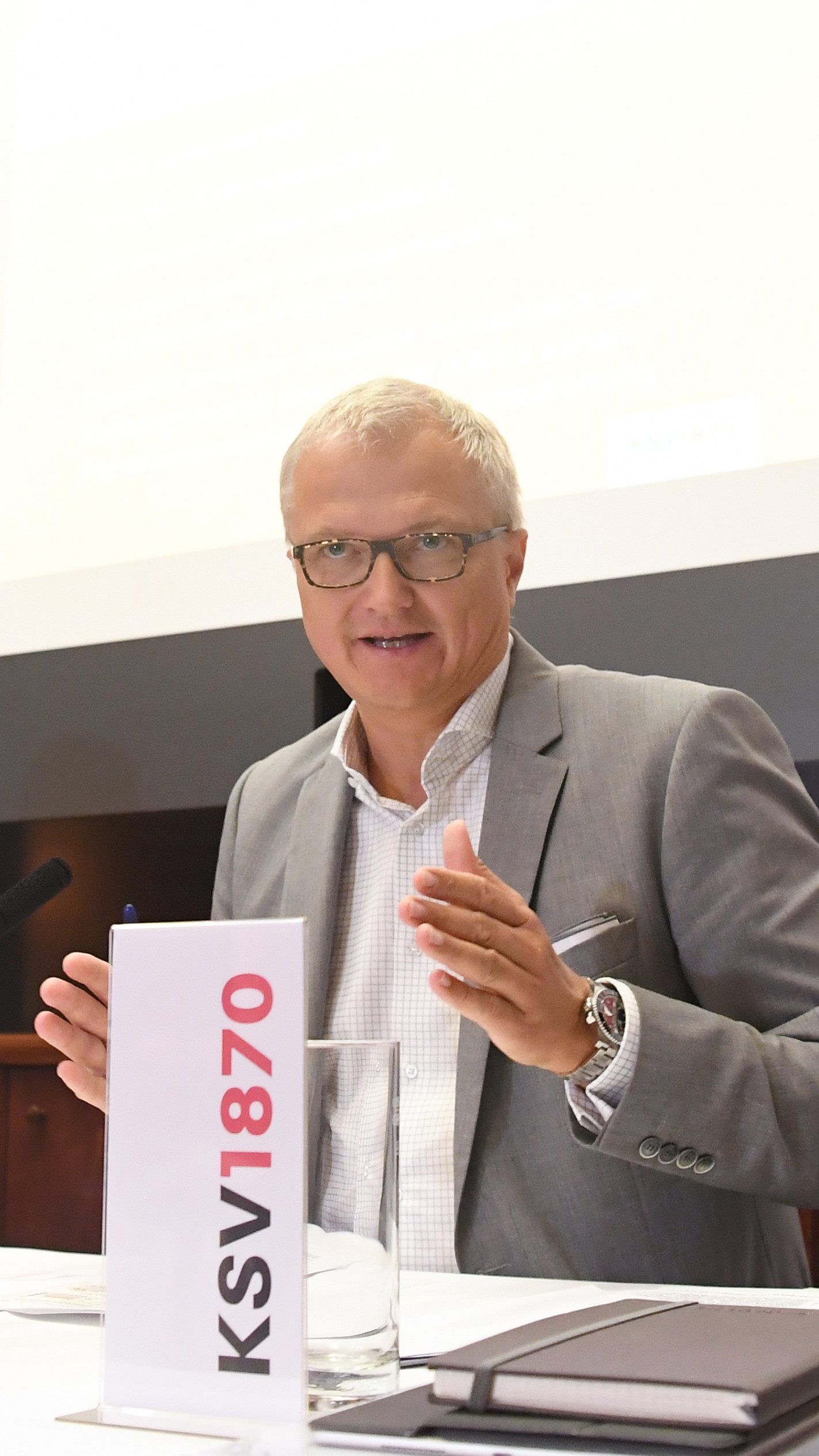 (v.l.) Walter Koch (Geschäftsführer KSV1870 Forderungsmanagement) und der Vorstand der KSV1870 Holding AG Ricardo-Jose Vybiral beim Pressetermin über Zahlungsmoral