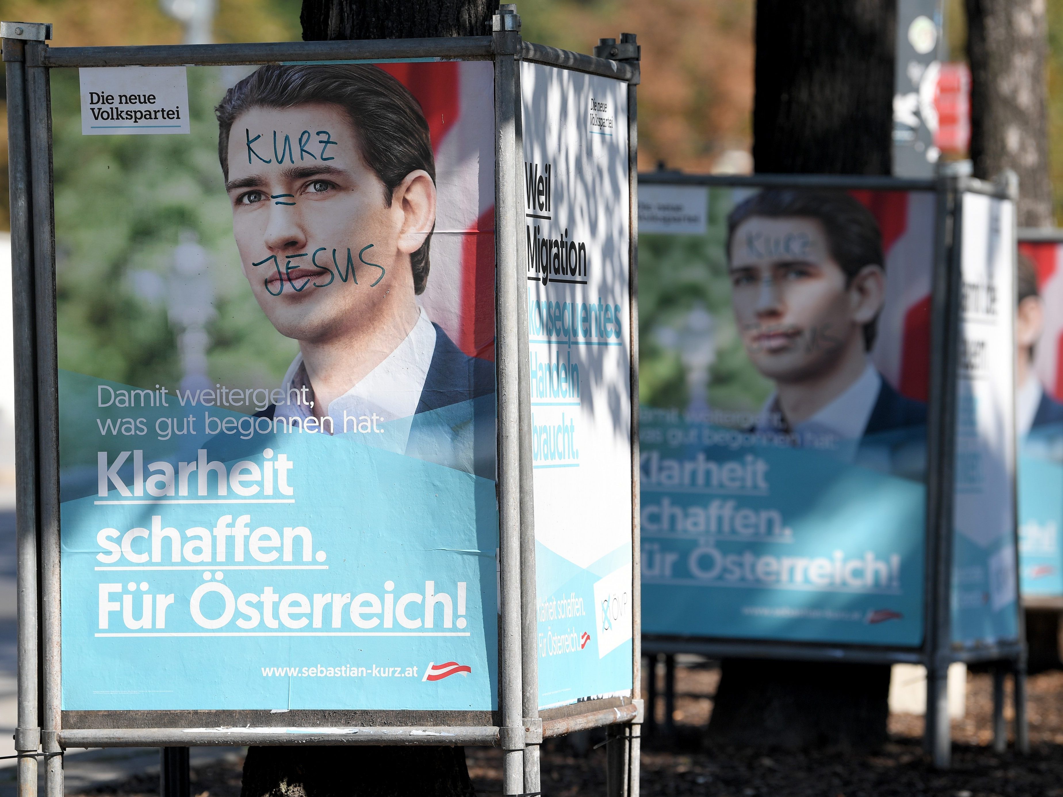 Wahlplakate der ÖVP wurden wiederholt beschmiert