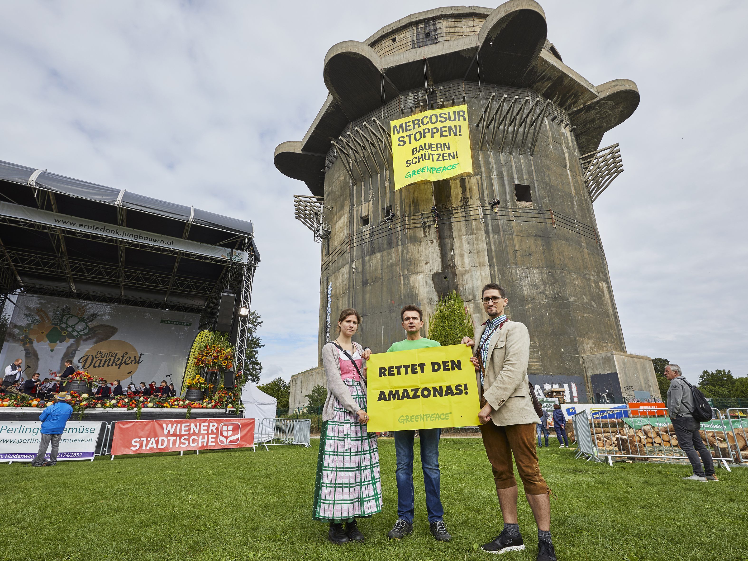Aktivisten seilten sich vom Flakturm im Wiener Augarten ab. Aktivisten seilten sich vom Flakturm im Wiener Augarten ab.