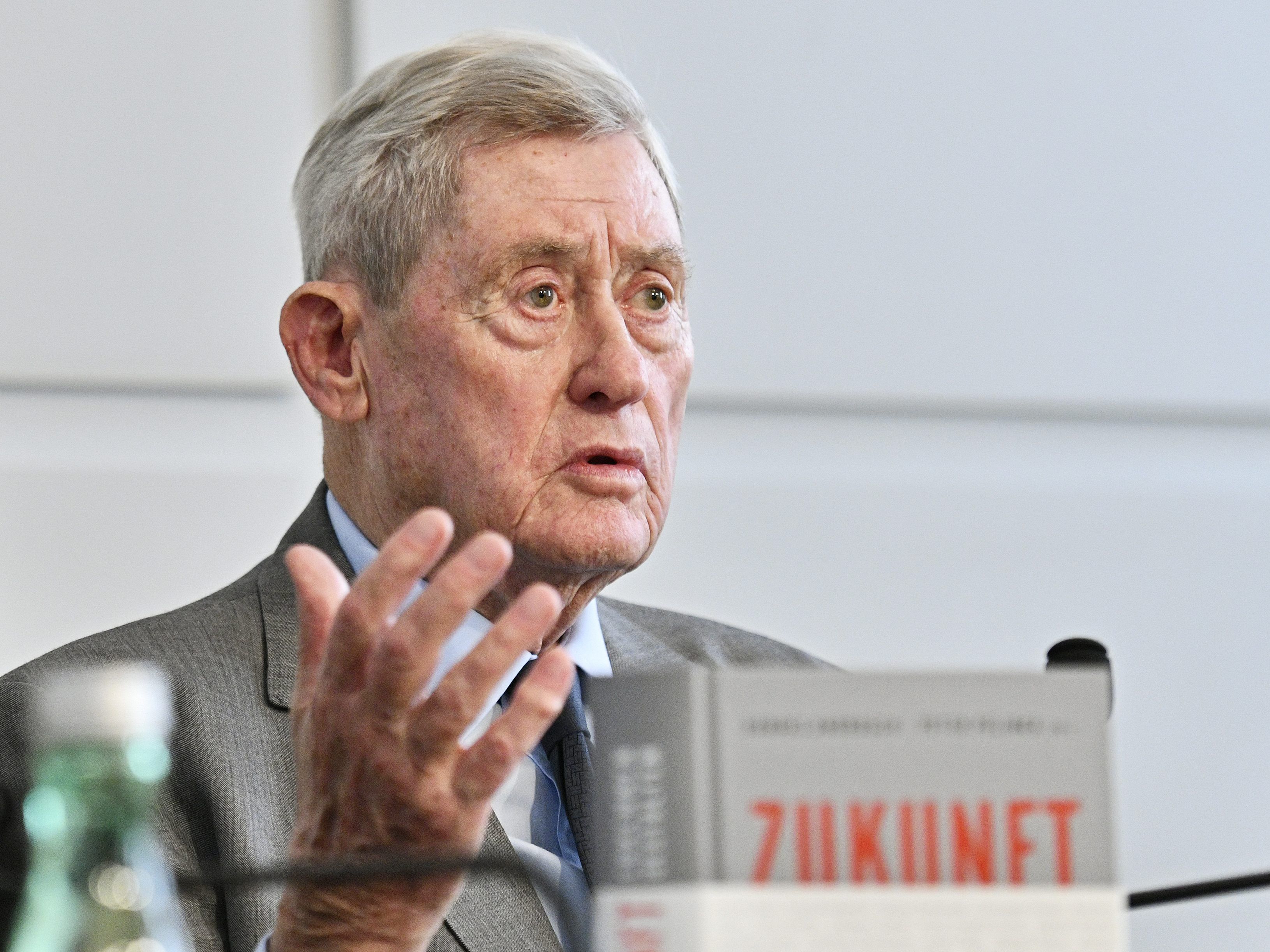 Androsch kritisiert die Parteien und ihre Inhalte.