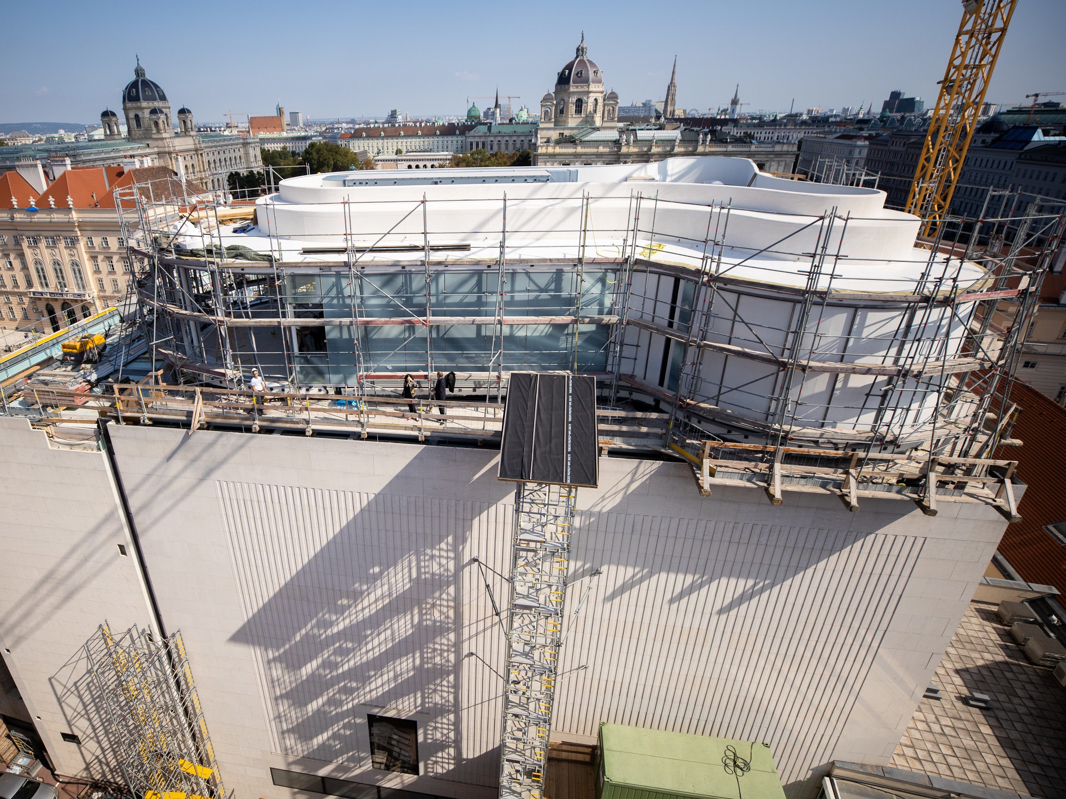 Die "Libelle" am Dach des Leopold Museum nimmt Form an.