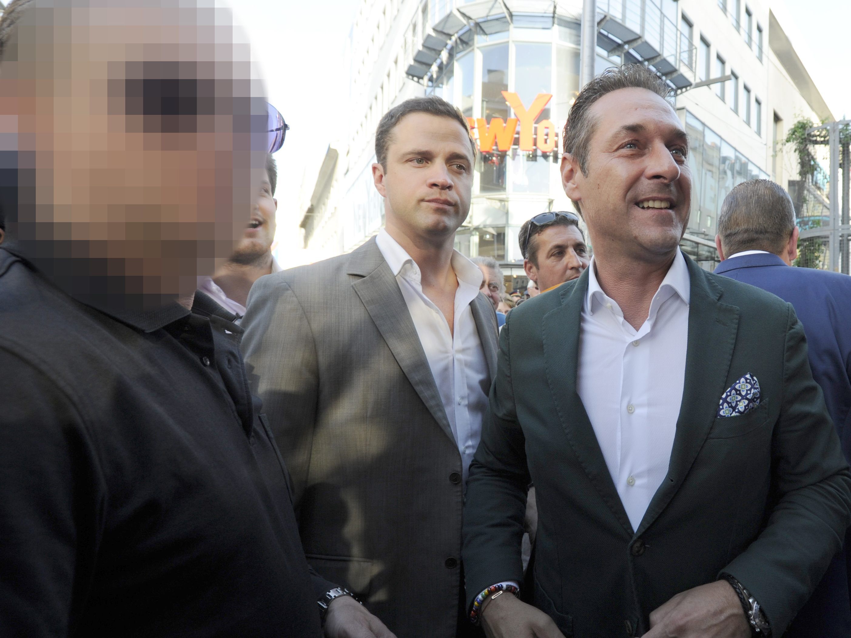 Laut Medienberichten wurde der Ex-Leibwächter Straches festgenommen. Laut Medienberichten wurde der Ex-Leibwächter Straches festgenommen.