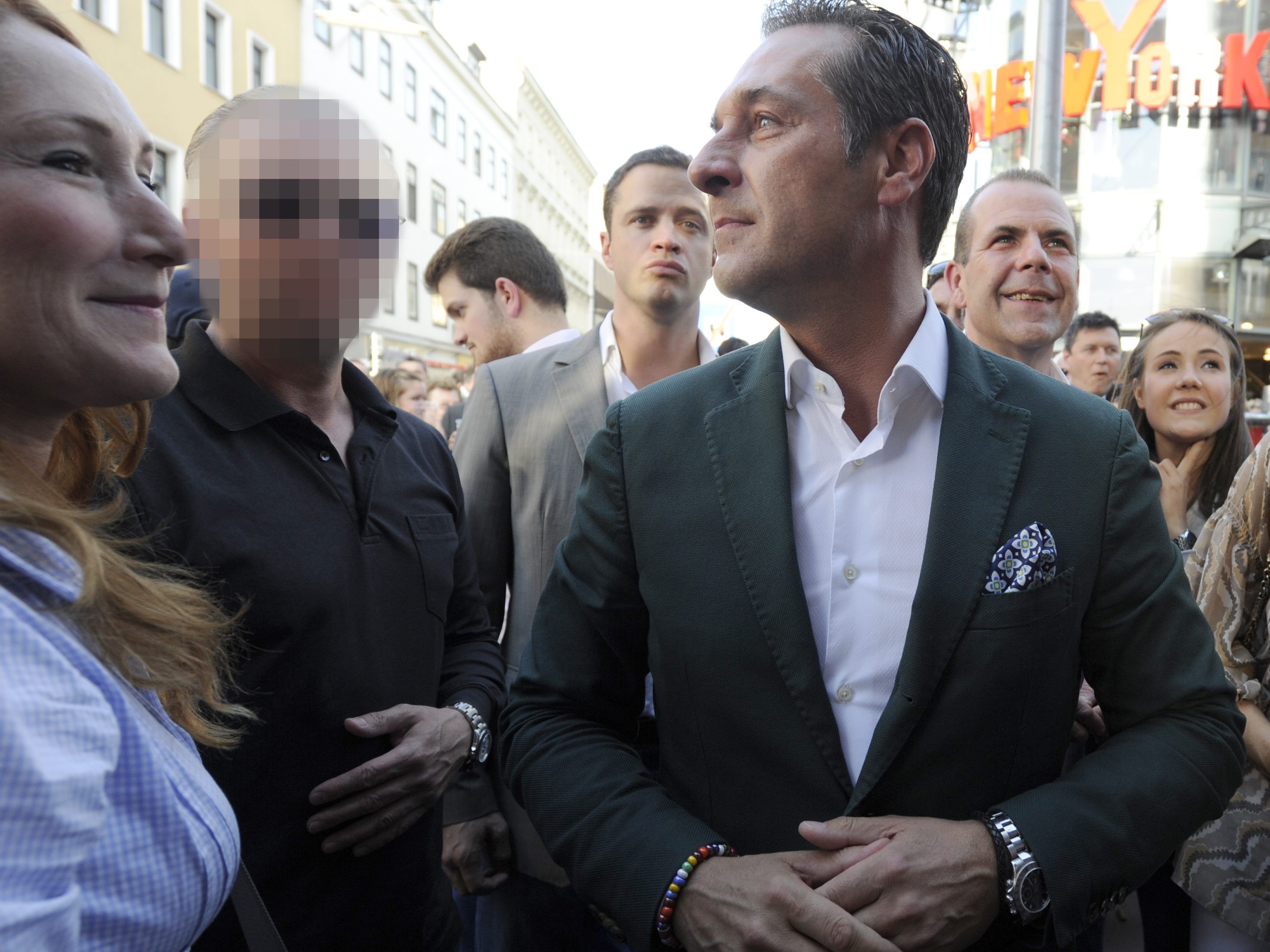 Der ehemalige Bodyguard von H.C. Strache wurde von der Partei ausgeschlossen. Der ehemalige Bodyguard von H.C. Strache wurde von der Partei ausgeschlossen.