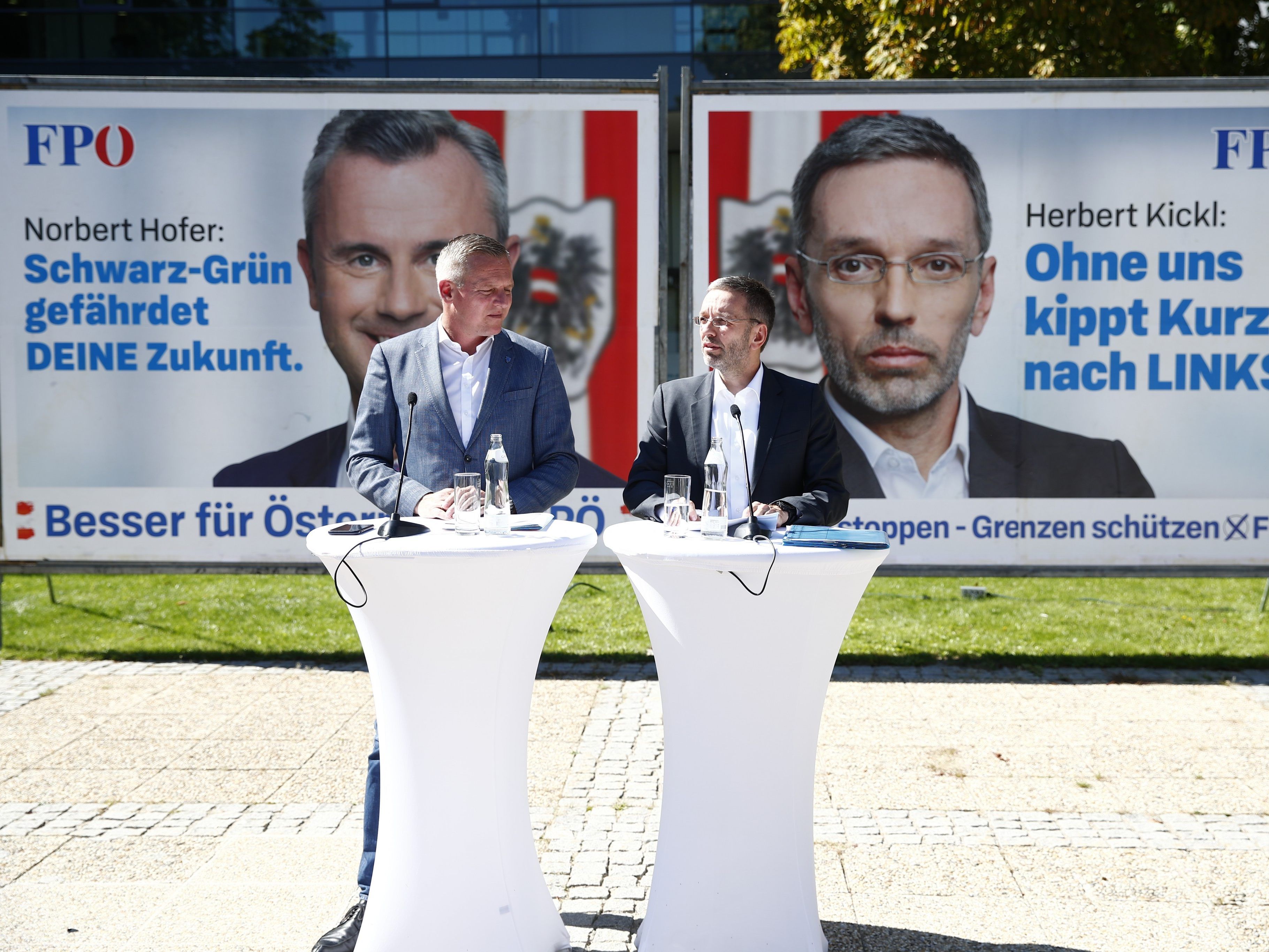 Mario Kunasek und Herbert Kickl präsentierten die neuen Plakate.