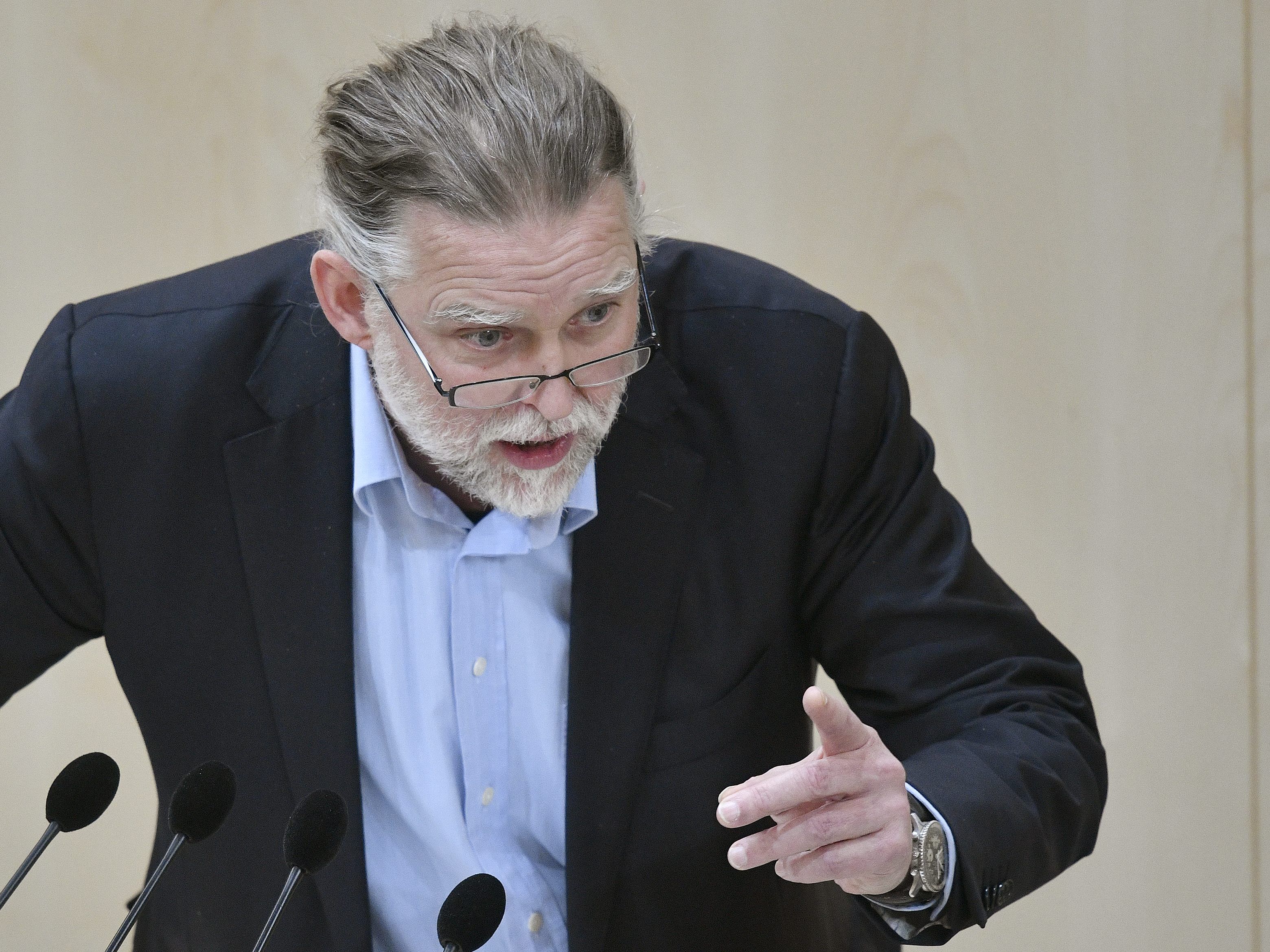Das Gesetz würde laut Noll die mit einem Misstrauensvotum belegte Regierung betreffen. Das Gesetz würde laut Noll die mit einem Misstrauensvotum belegte Regierung betreffen.