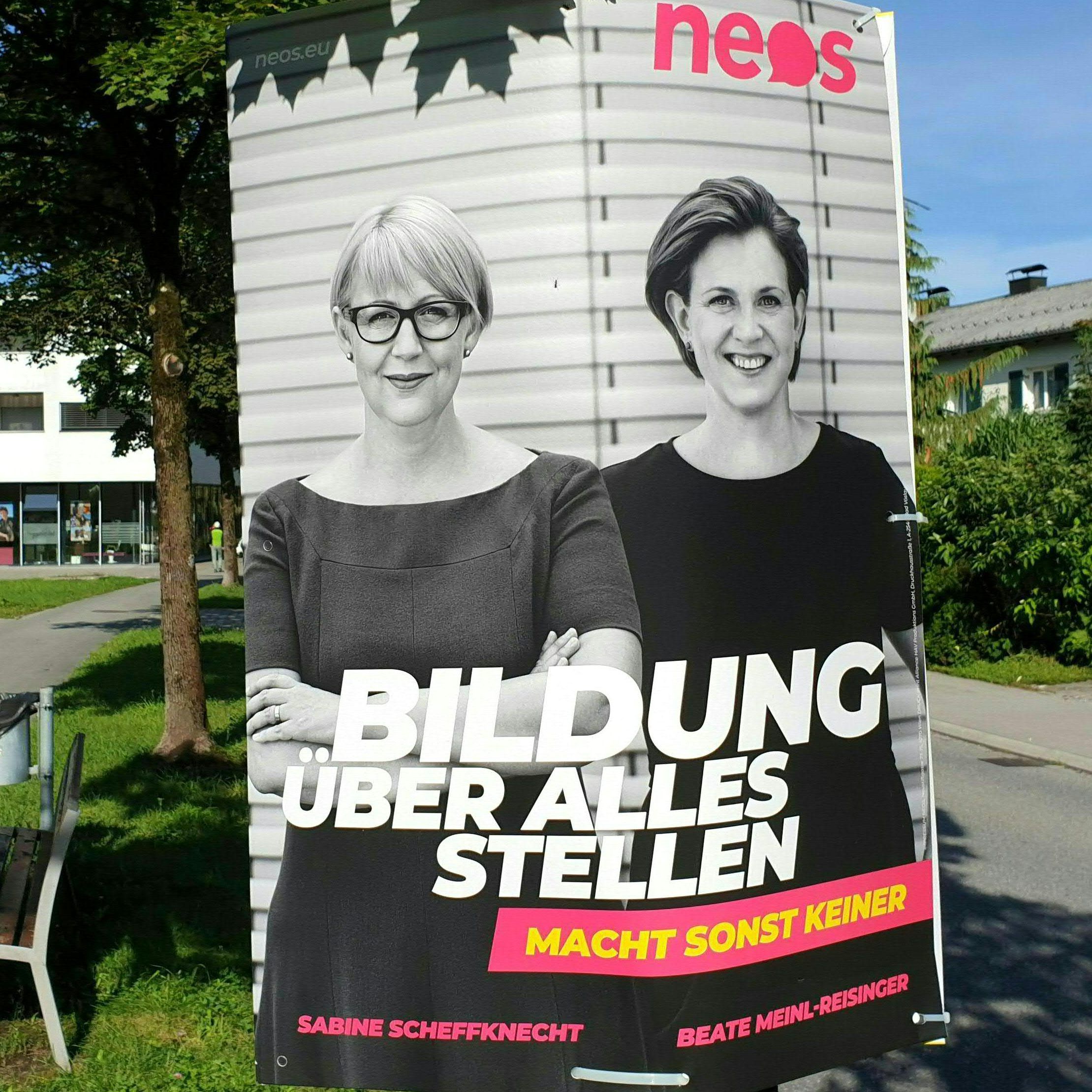 Sabine Scheffknecht und Beate Meinl-Reisinger machen Werbung mit dem Thema Bildung