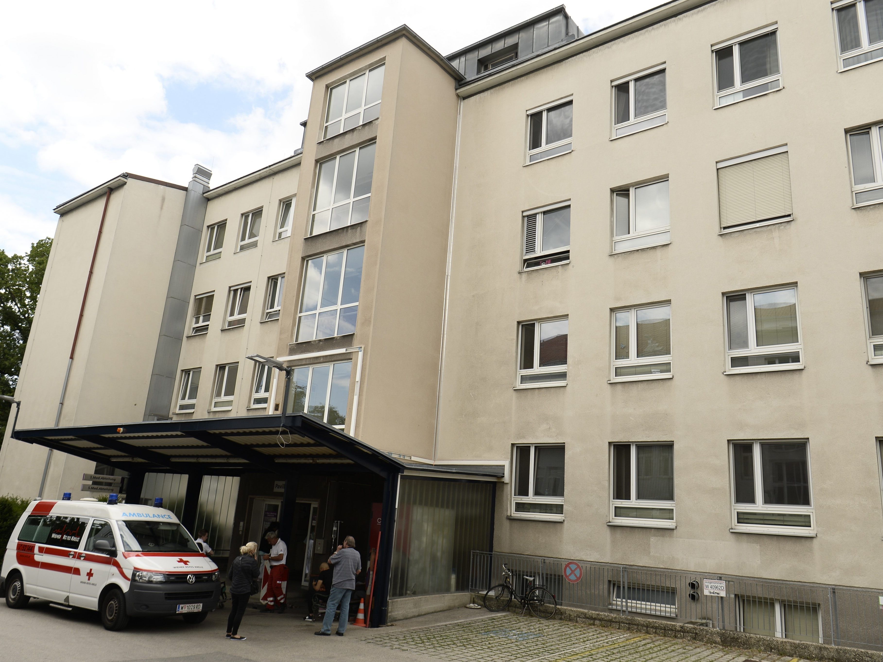 Nach der Messerattacke im Wiener SMZ Süd soll der Mann eingewiesen werden. Nach der Messerattacke im Wiener SMZ Süd soll der Mann eingewiesen werden.