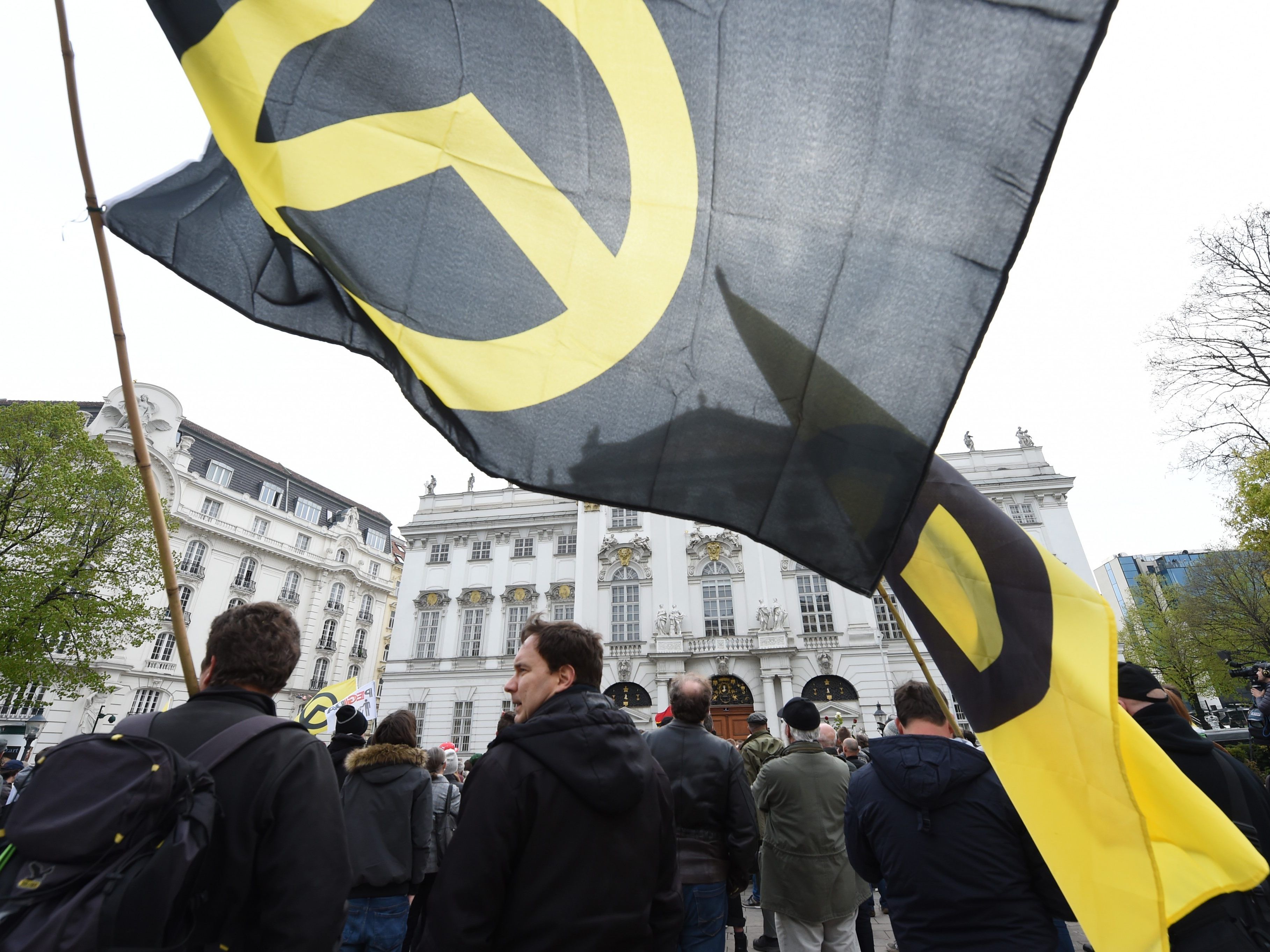 Der Mann soll auch für ein rechtsextremes Magazin schreiben.