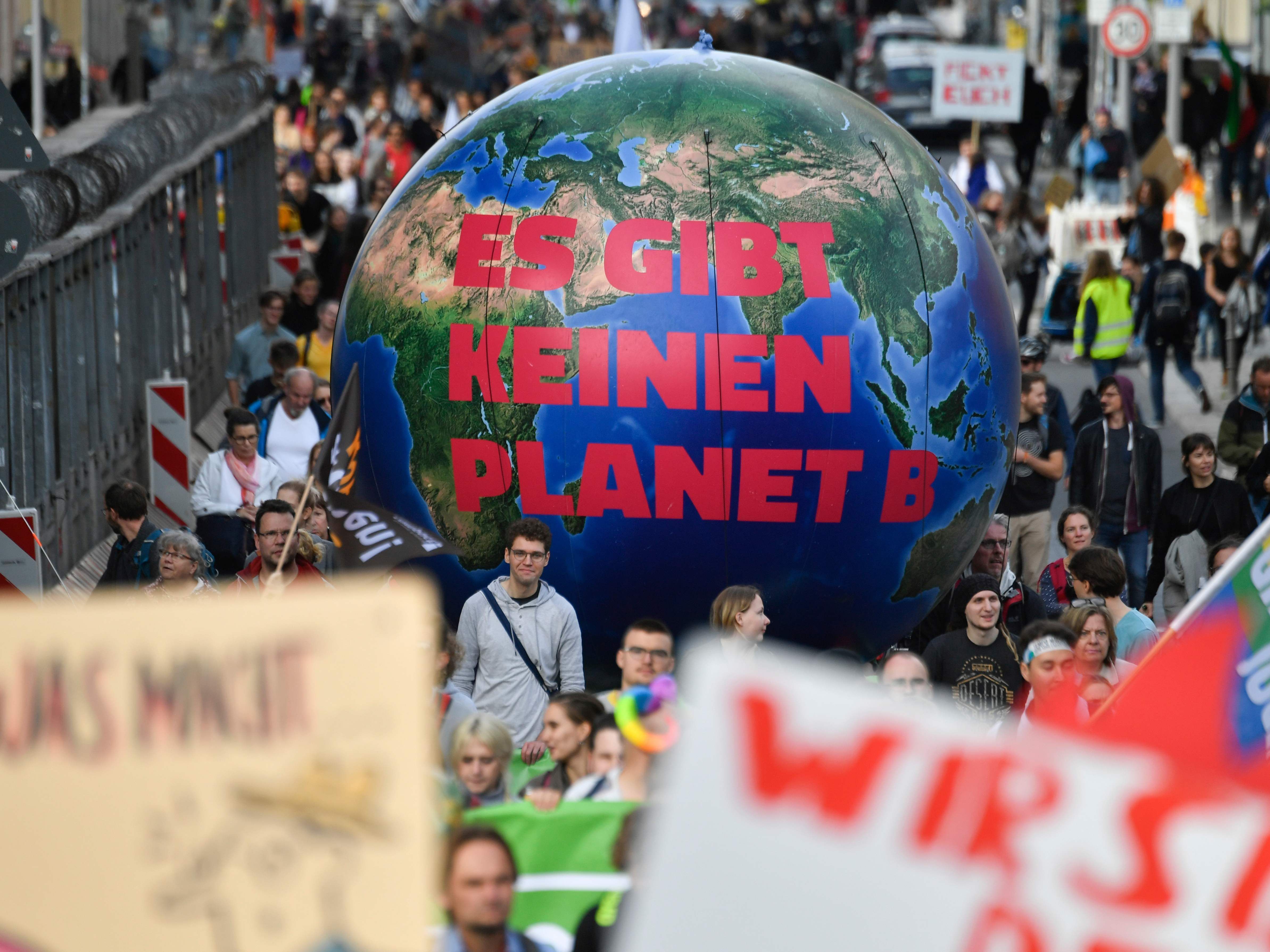 Die Demoteilnehmer fordern eine bessere Klimapolitik.