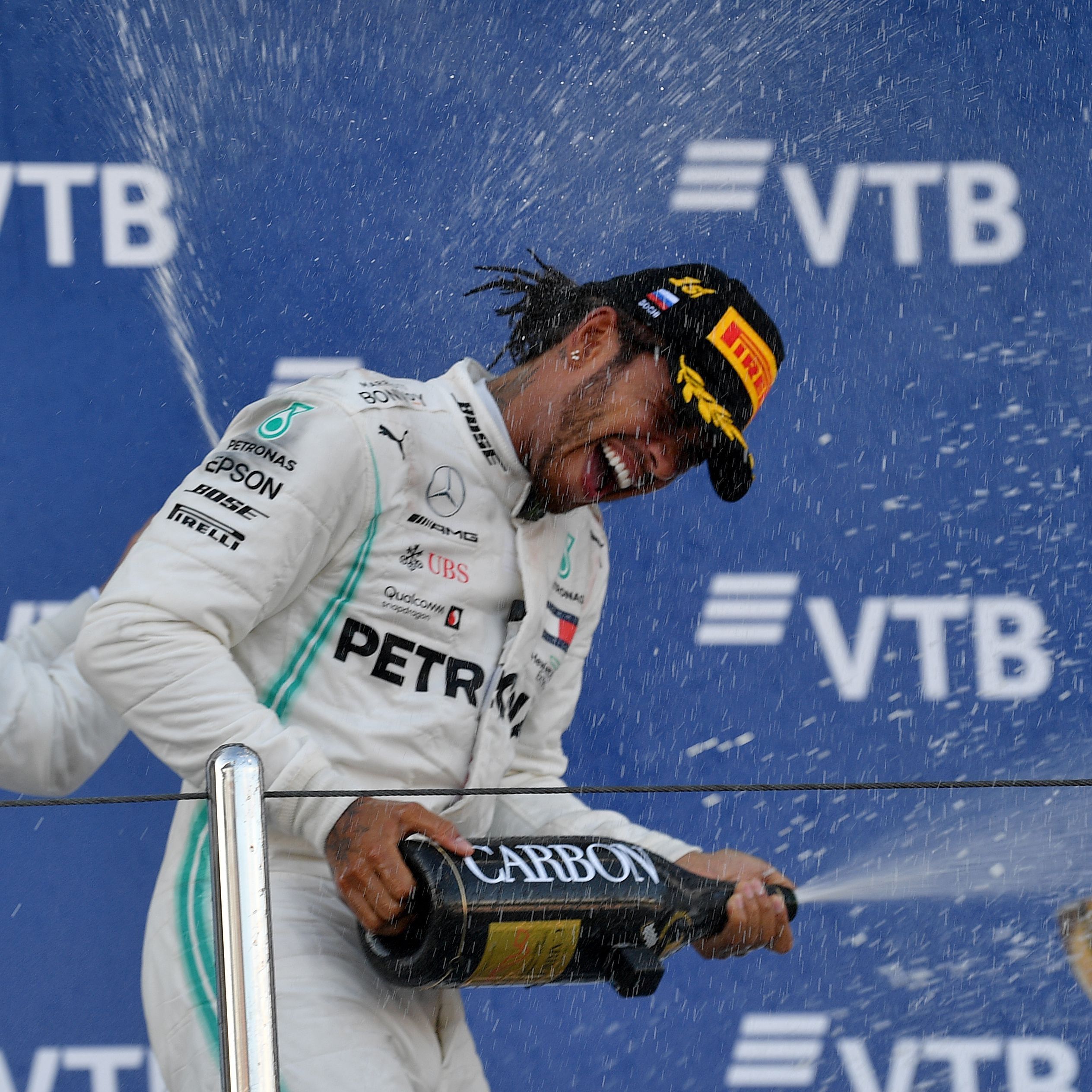 Hamilton steuert zu seinem sechsten Weltmeistertitel.