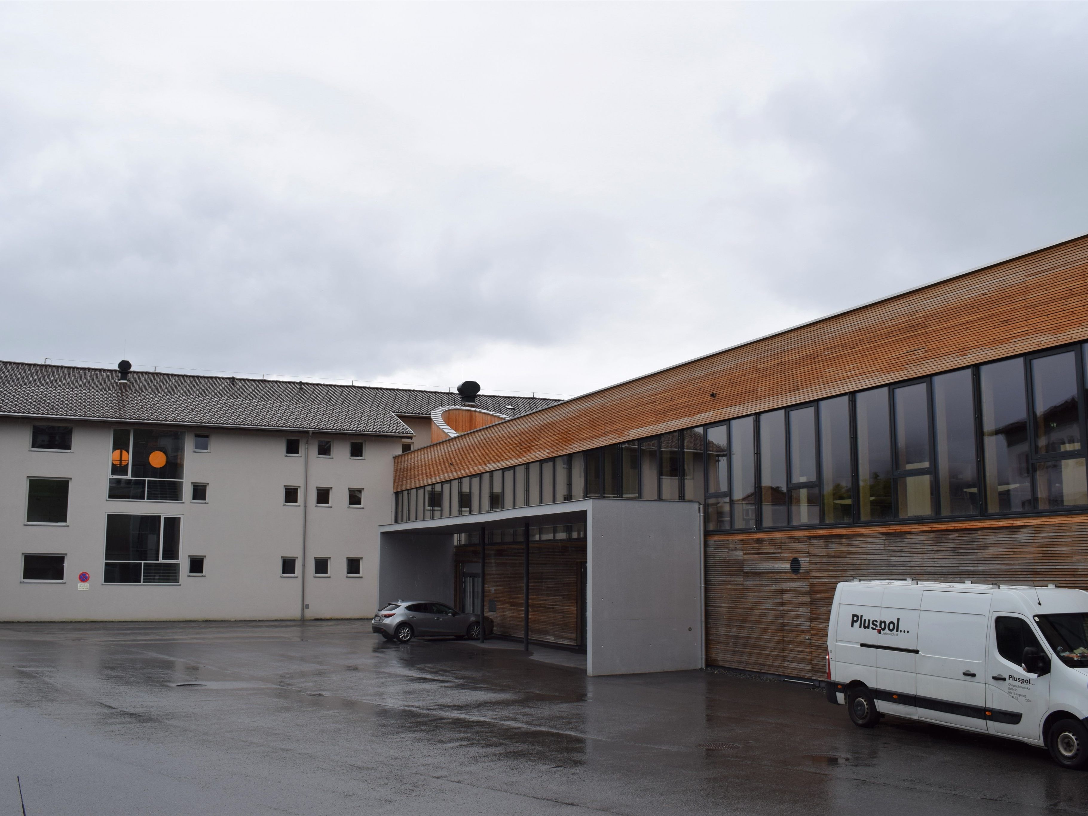 Das neue Geschoß über dem Eingangsbereich bietet Platz für zwei Direktionen, ein Konferenzzimmer mit 40 Lehrerarbeitsplätzen und eine zusätzliche Schulklasse. Das neue Geschoß über dem Eingangsbereich bietet Platz für zwei Direktionen, ein Konferenzzimmer mit 40 Lehrerarbeitsplätzen und eine zusätzliche Schulklasse.