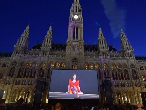 Zwei Monate lang fand das Film Festival am Rathausplatz statt. Zwei Monate lang fand das Film Festival am Rathausplatz statt.