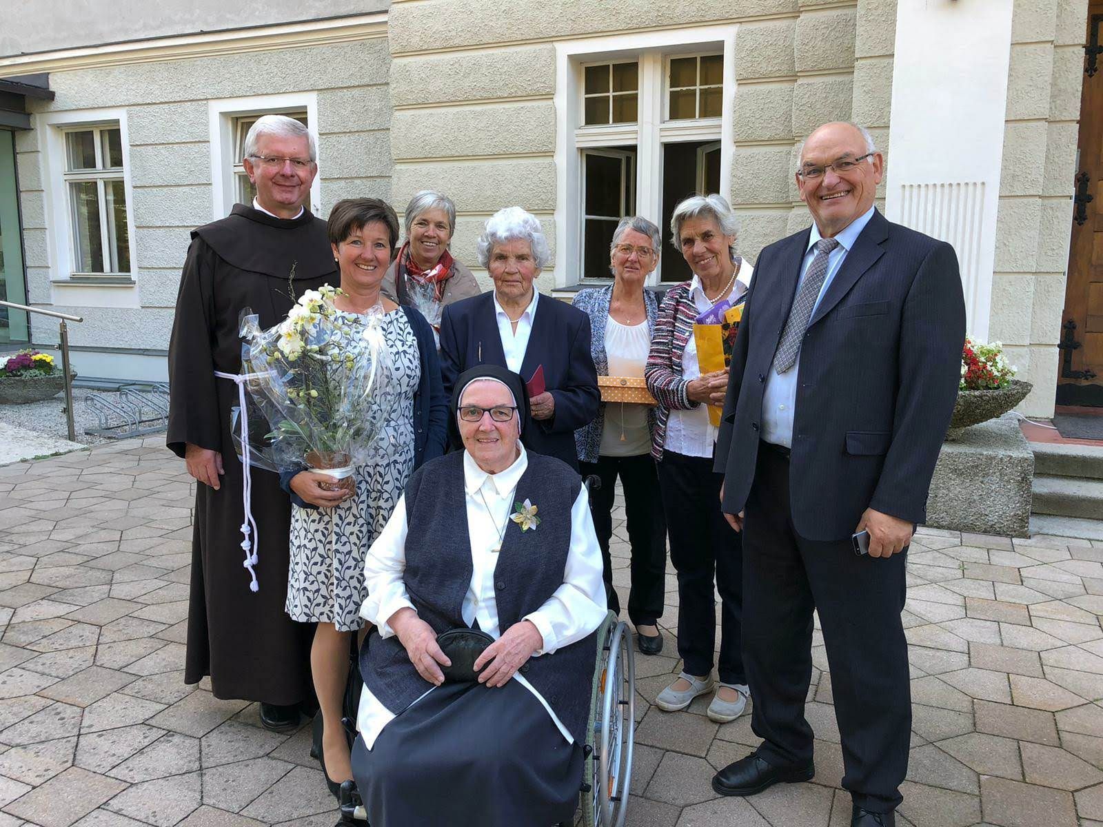 Schwester Kamilla Preyer mit (v.l) Pfarrer Pater Adrian, Elisabeth Falch (Leiterin MOHI Bludenz), Ingeborg Dünser, Rosa Cuel, Elviera Reiner, Martha Rödhammer und Christian Dünser