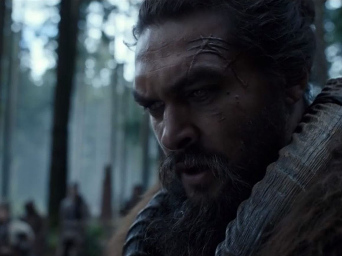 Jason Momoa spielt einen Anführer in einer post-apokalyptischen Welt in der alle Menschen blind sind. Jason Momoa spielt einen Anführer in einer post-apokalyptischen Welt in der alle Menschen blind sind.