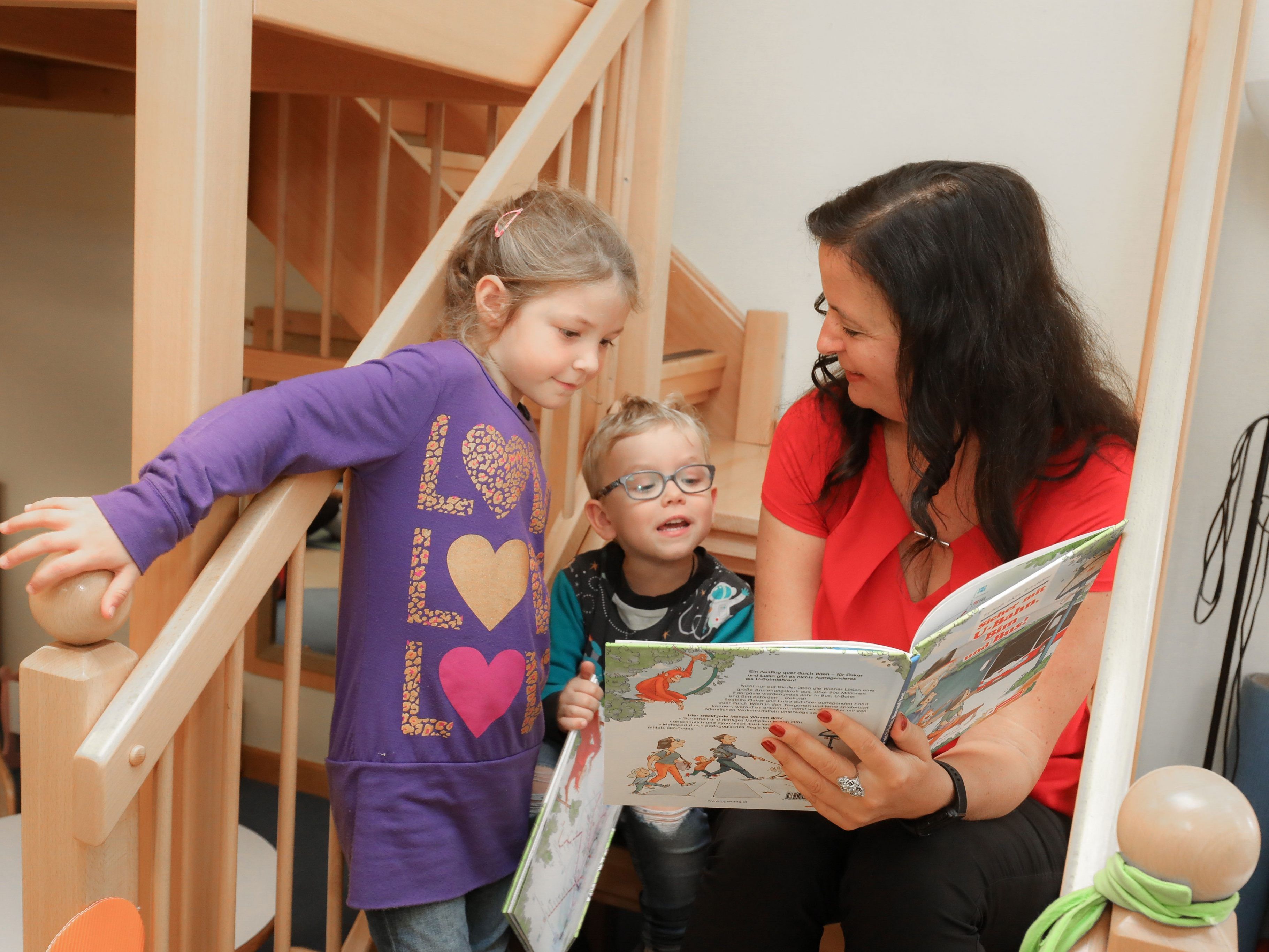 Ein neues Kinderbuch zeigt, wie man sich in den Öffis verhalten soll