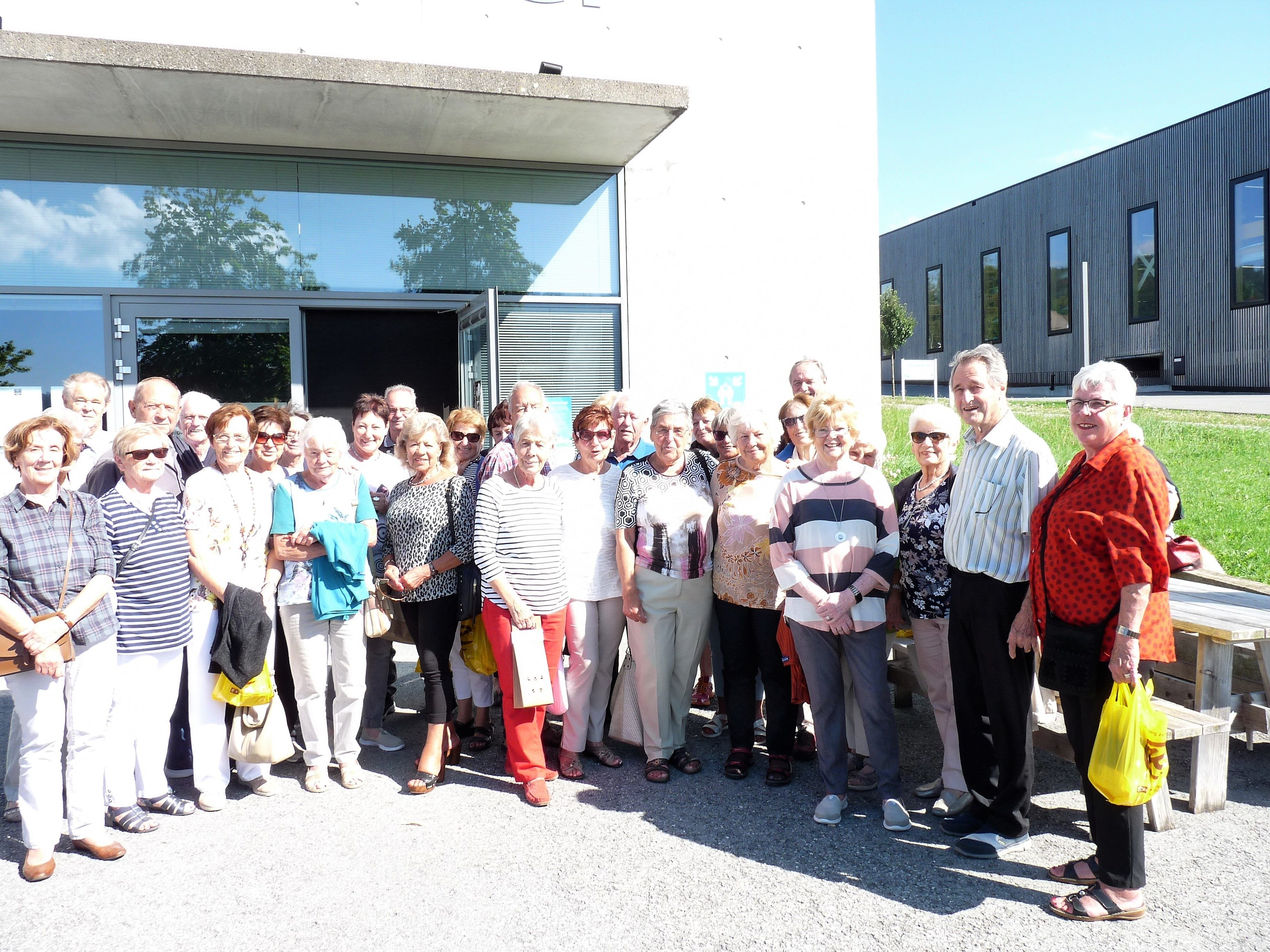 Die Altacher Senioren vor dem Käsekeller in Lingenau